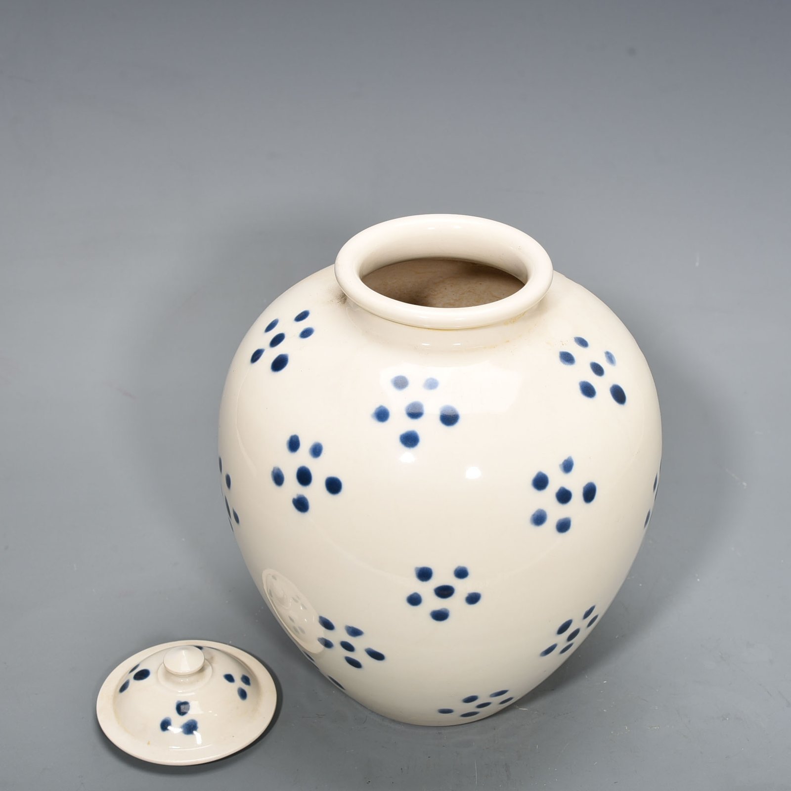 Tang Dynasty Xing kiln white glaze dotted lid jar