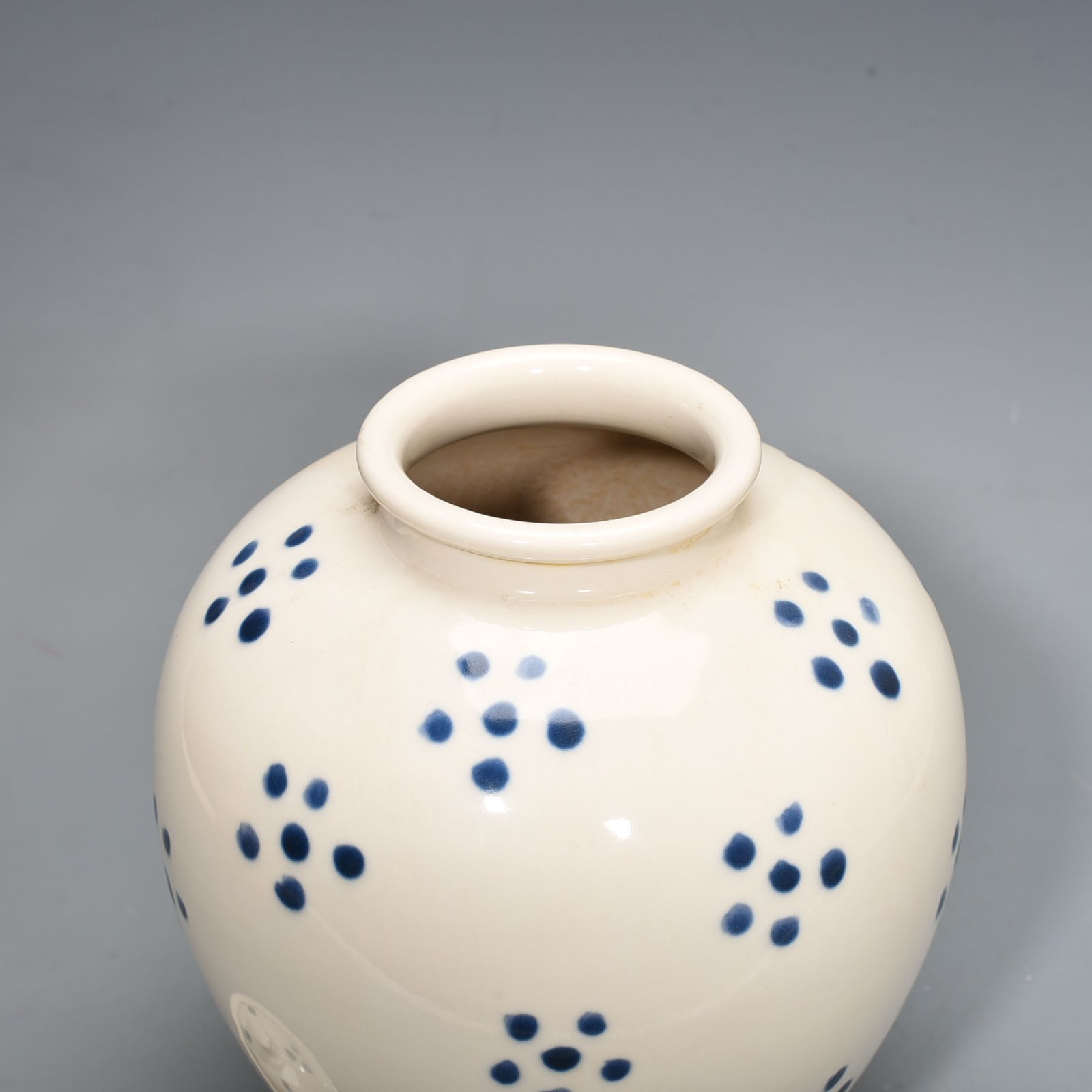 Tang Dynasty Xing kiln white glaze dotted lid jar