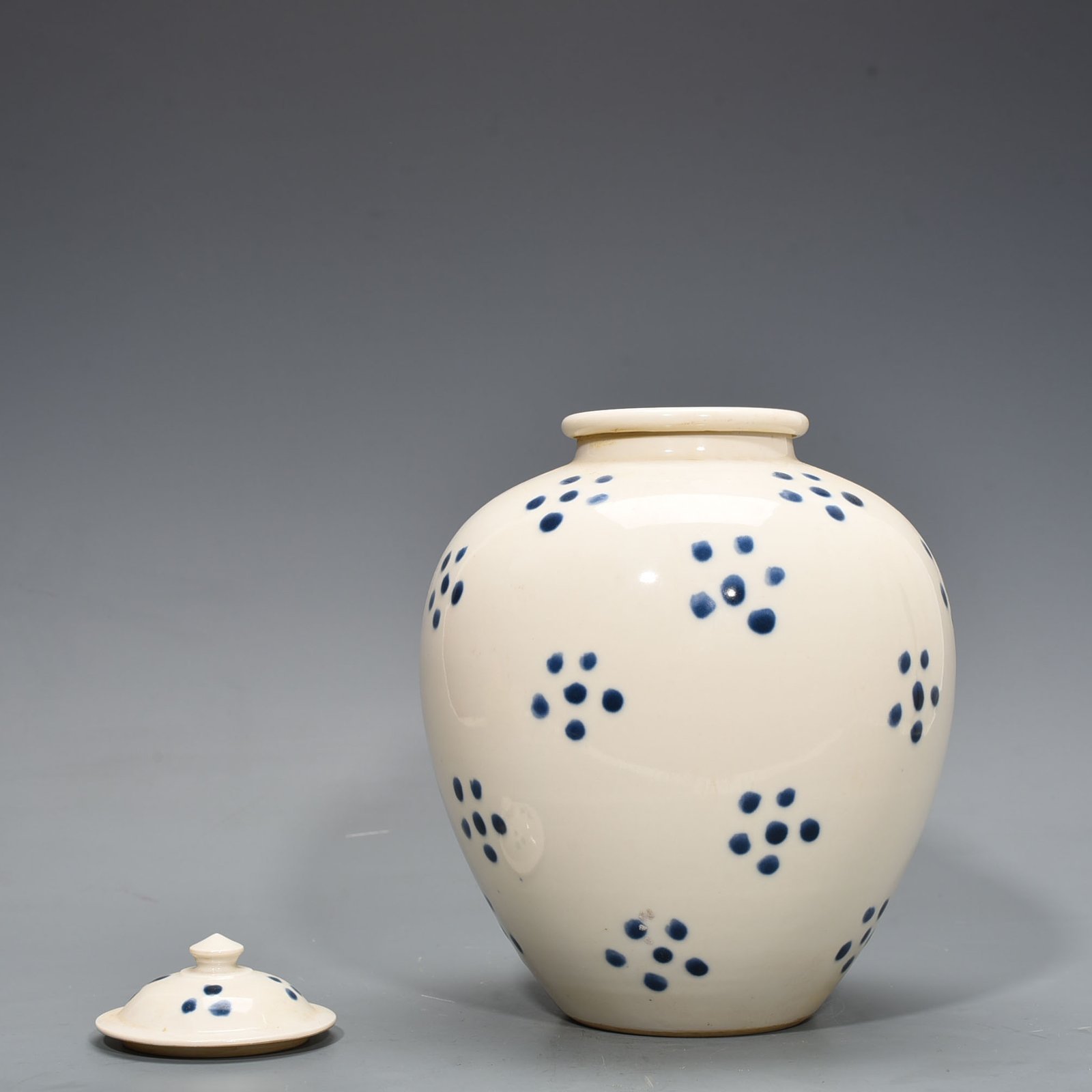 Tang Dynasty Xing kiln white glaze dotted lid jar
