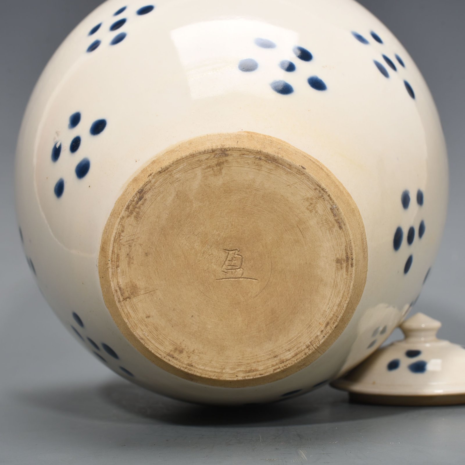 Tang Dynasty Xing kiln white glaze dotted lid jar