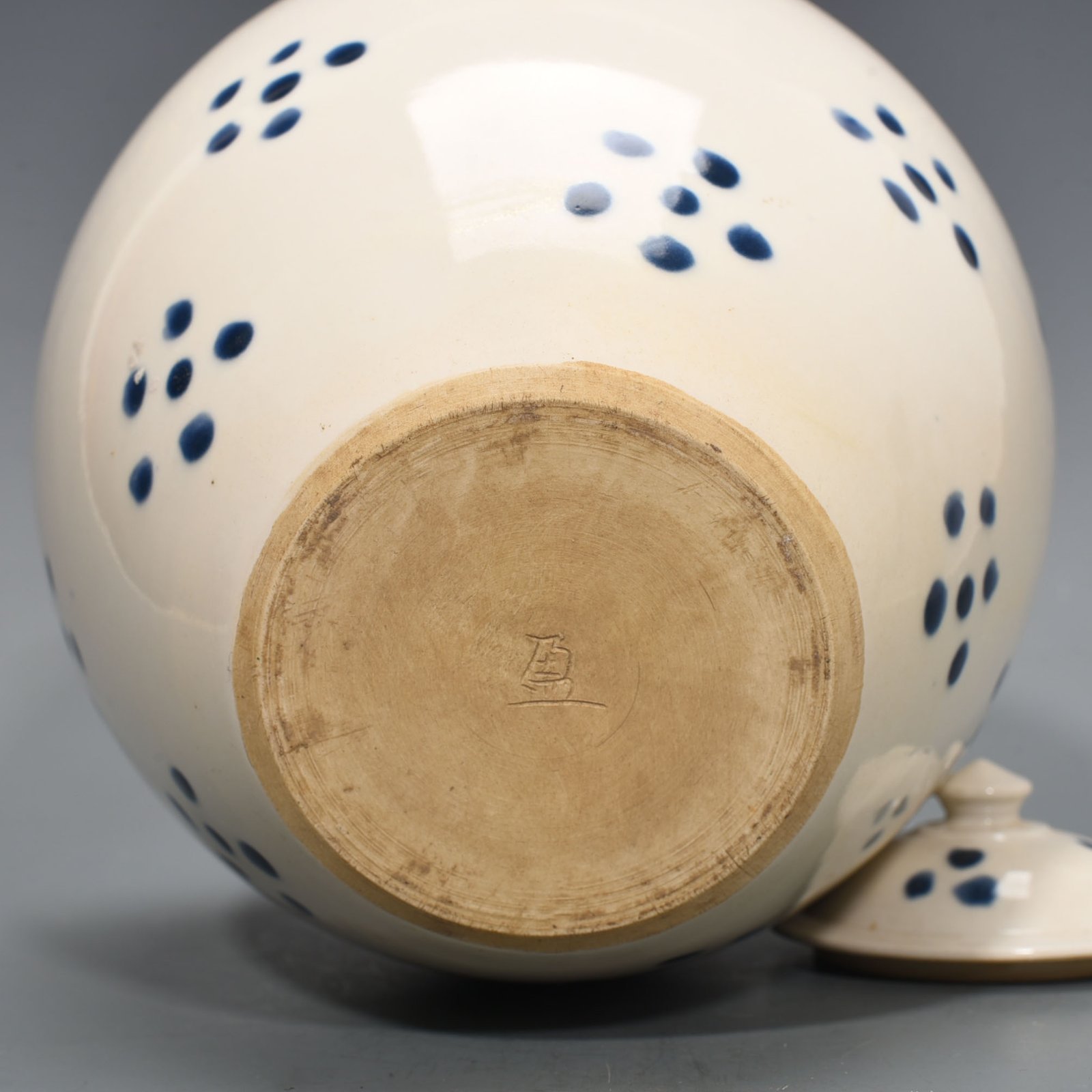 Tang Dynasty Xing kiln white glaze dotted lid jar