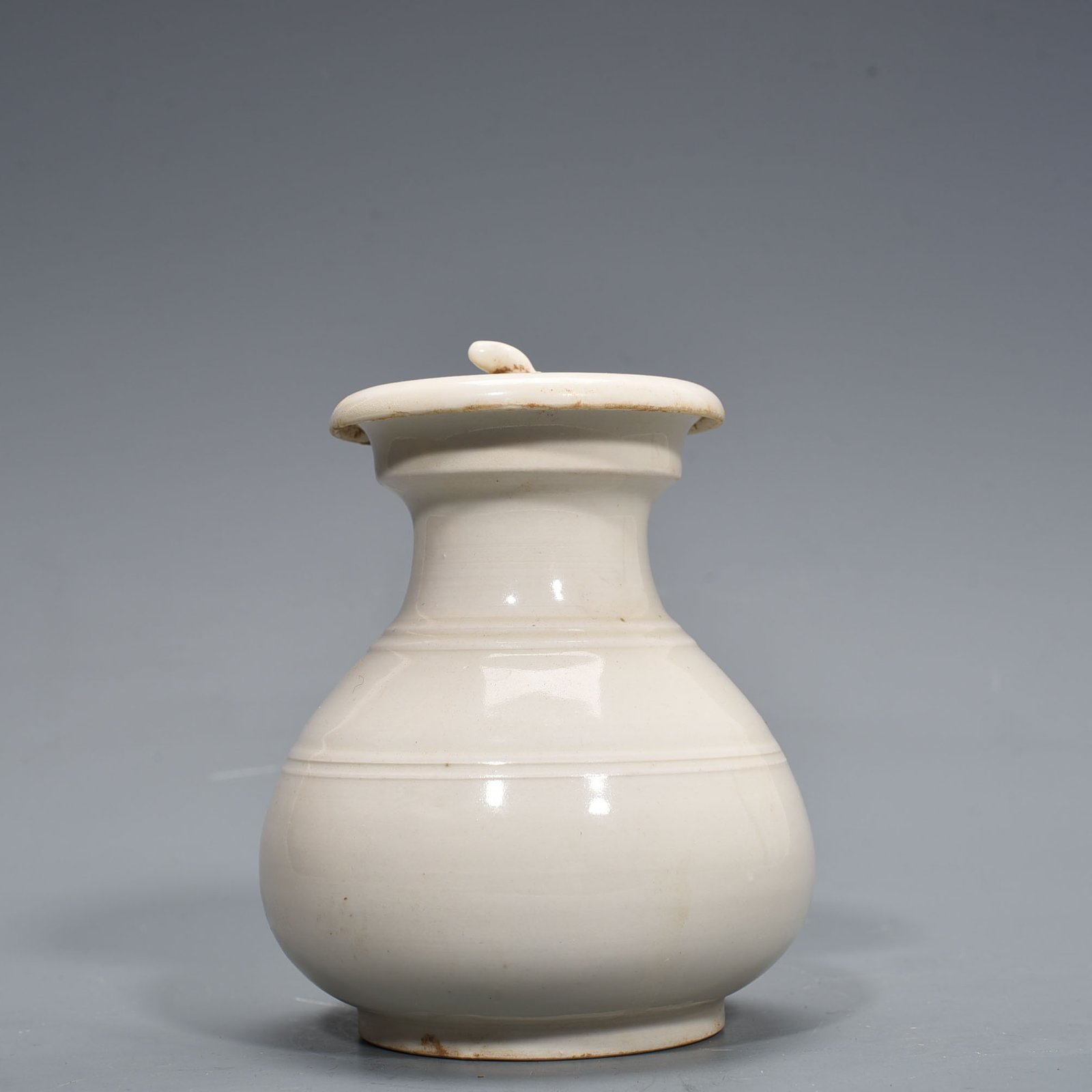 Tang Dynasty Xing kiln surplus style dazzling pattern lid jar