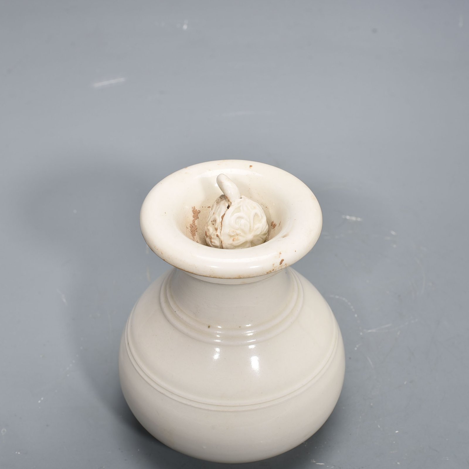 Tang Dynasty Xing kiln surplus style dazzling pattern lid jar