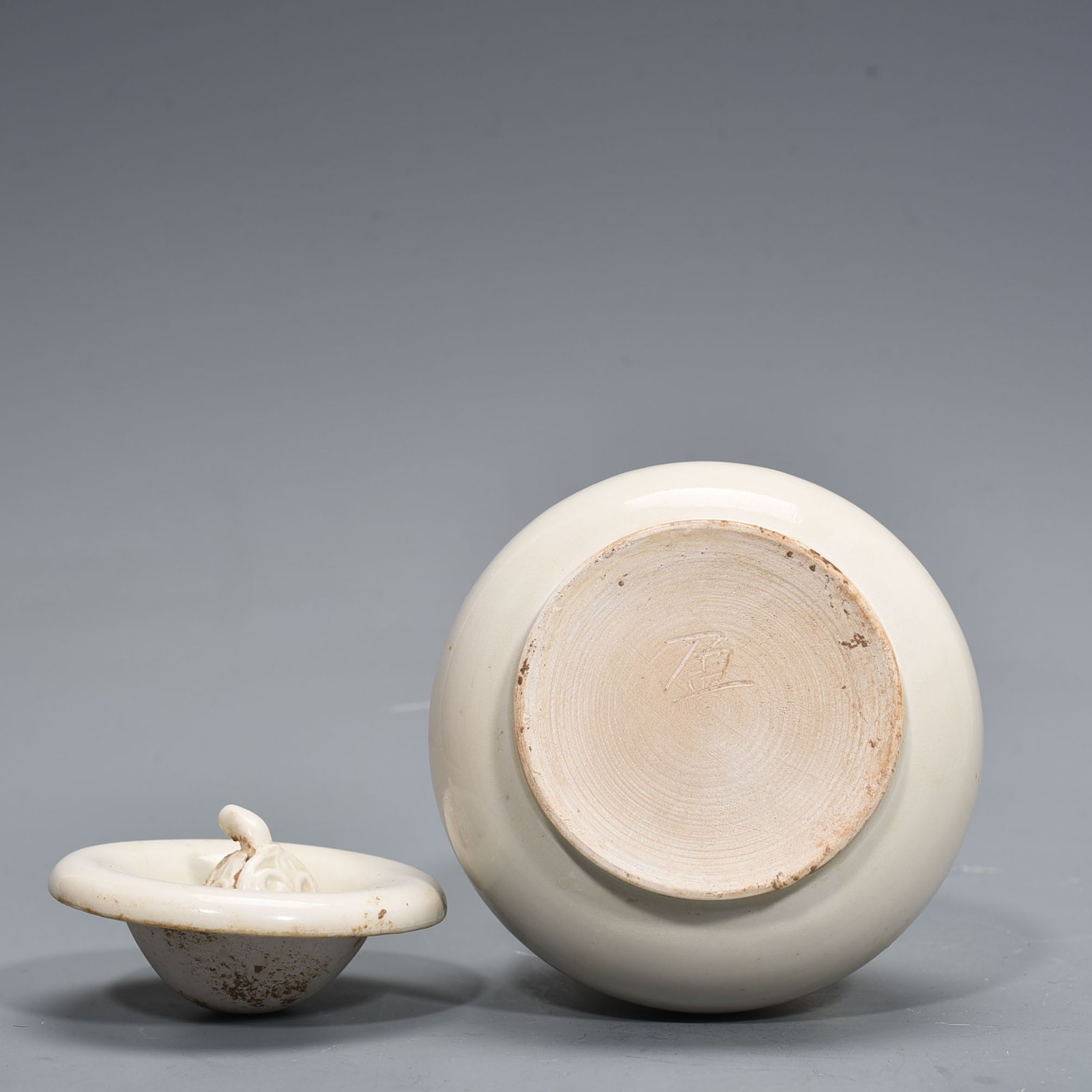 Tang Dynasty Xing kiln surplus style dazzling pattern lid jar