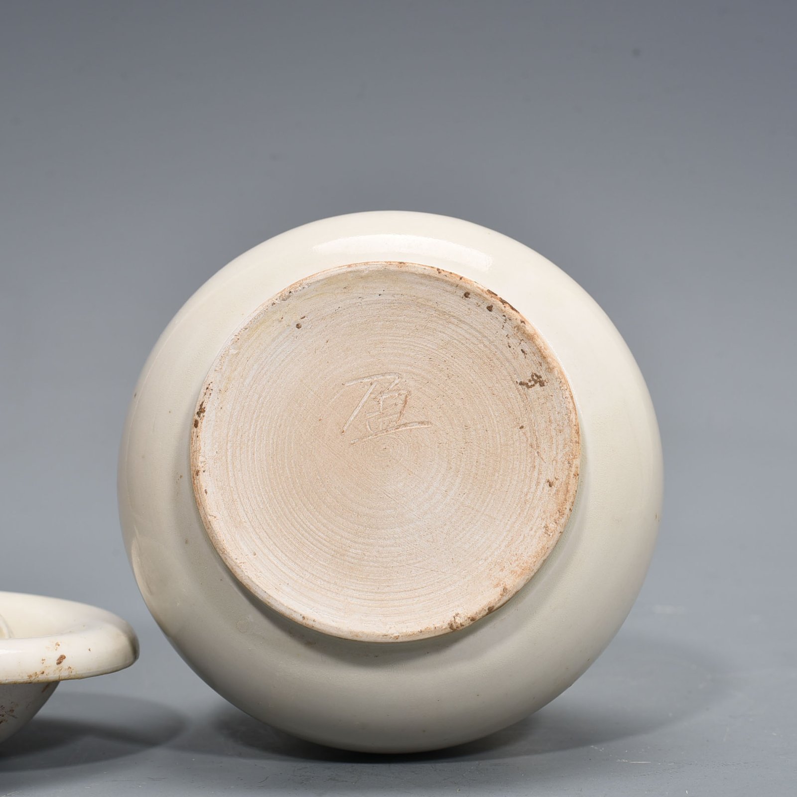 Tang Dynasty Xing kiln surplus style dazzling pattern lid jar