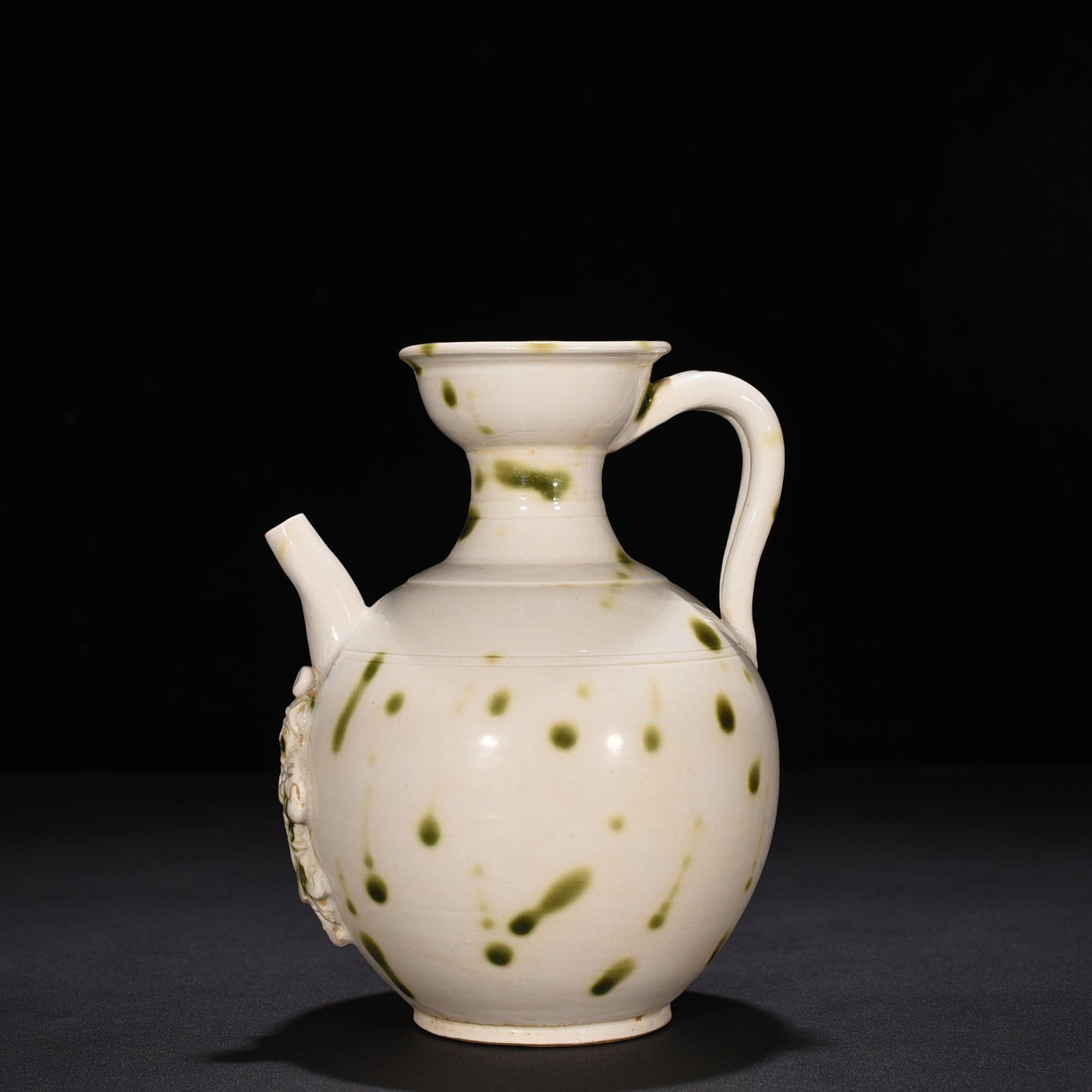 Tang Dynasty Xing kiln surplus style spotted teapot