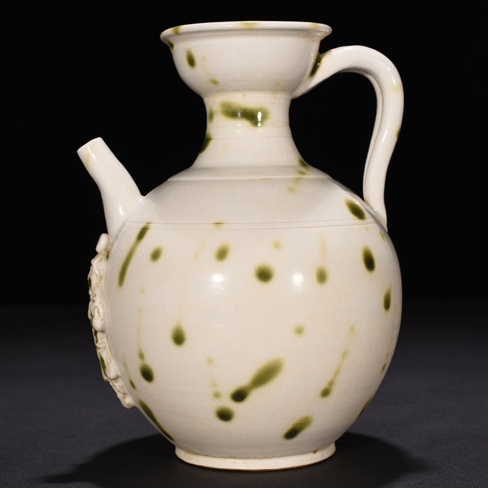 Tang Dynasty Xing kiln surplus style spotted teapot