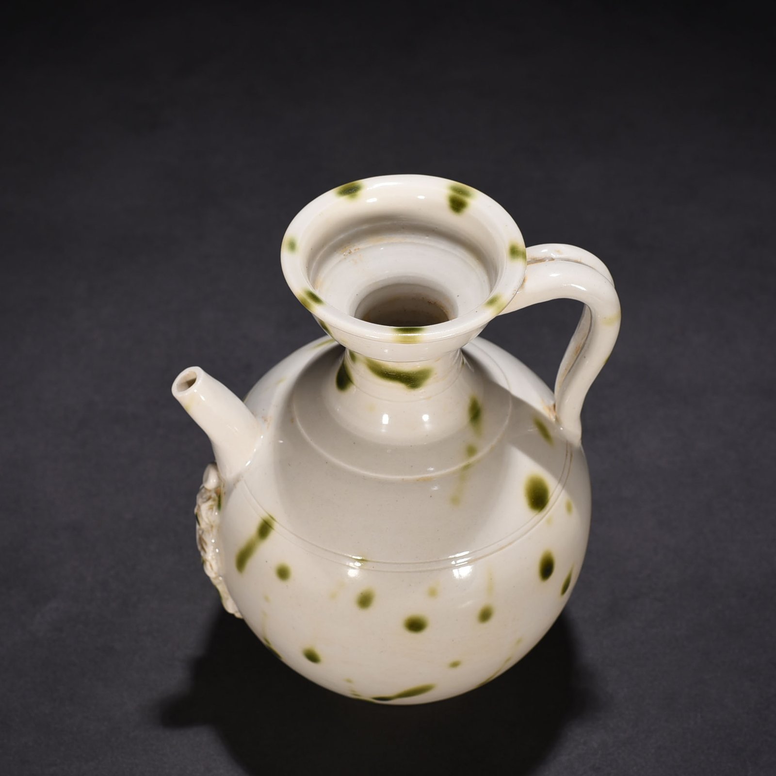 Tang Dynasty Xing kiln surplus style spotted teapot