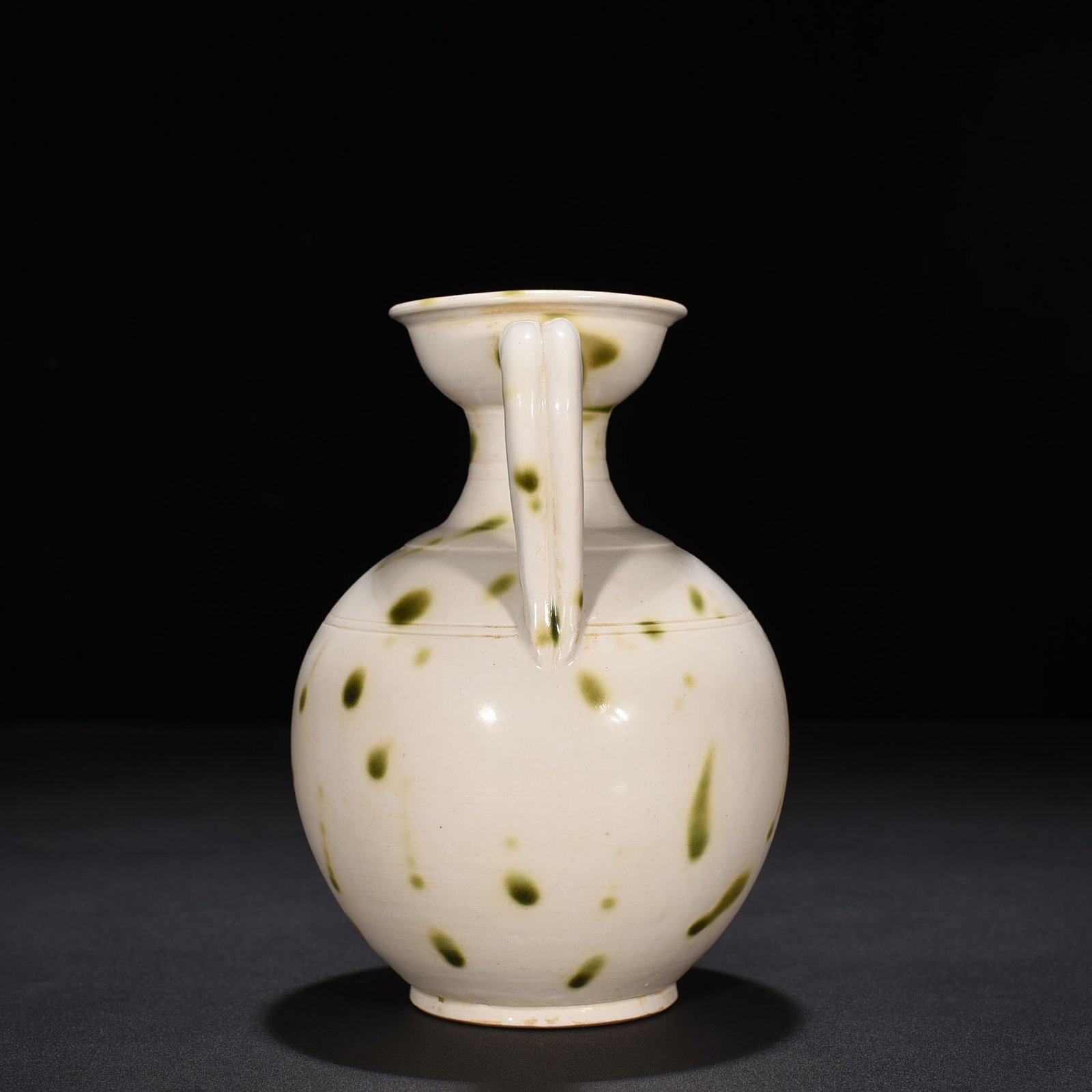 Tang Dynasty Xing kiln surplus style spotted teapot