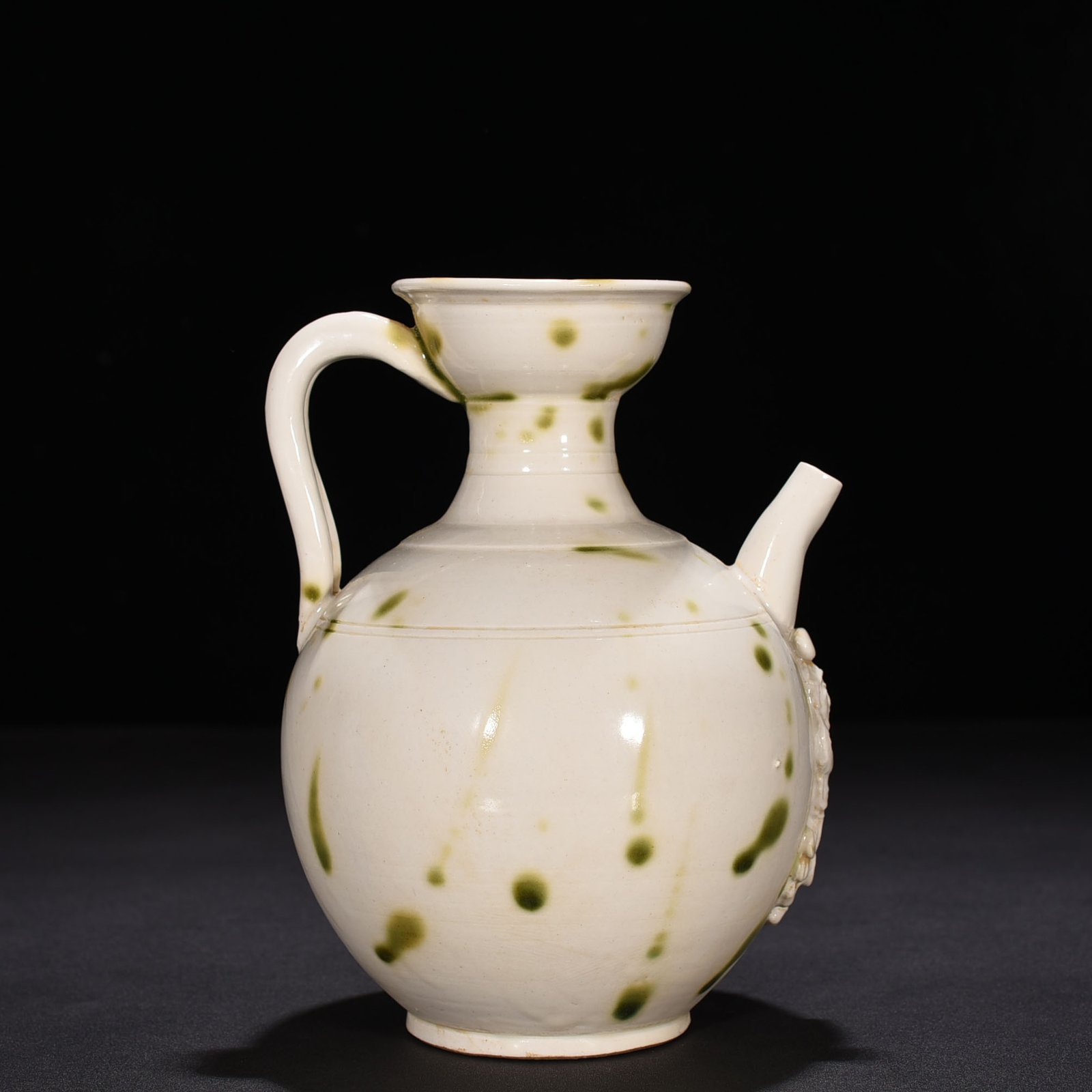 Tang Dynasty Xing kiln surplus style spotted teapot