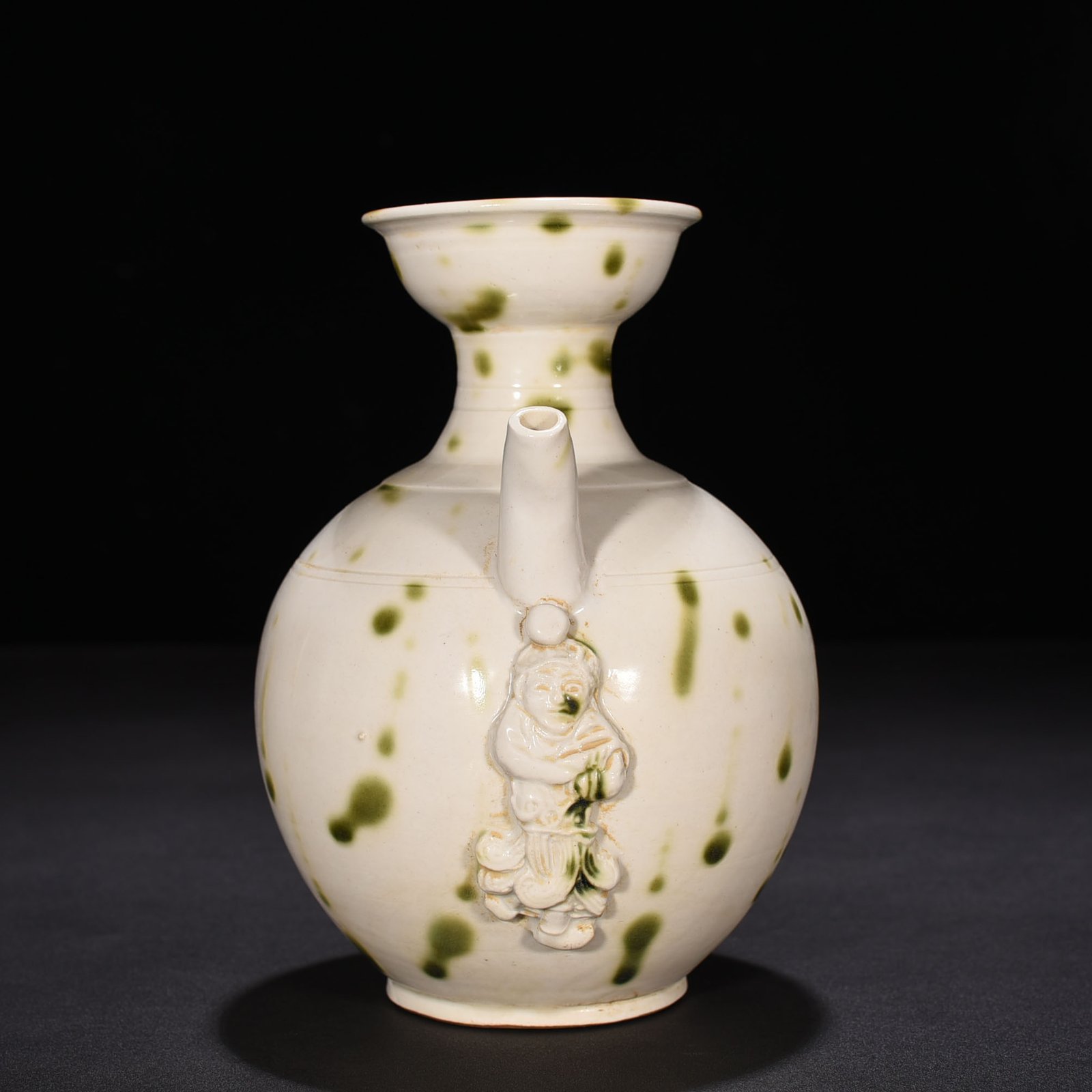 Tang Dynasty Xing kiln surplus style spotted teapot