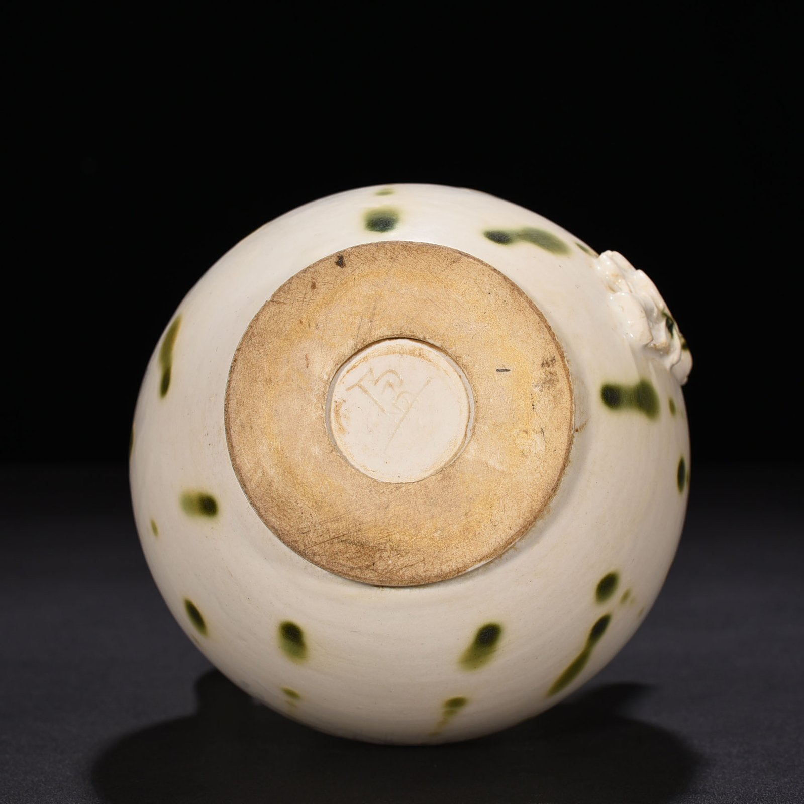 Tang Dynasty Xing kiln surplus style spotted teapot