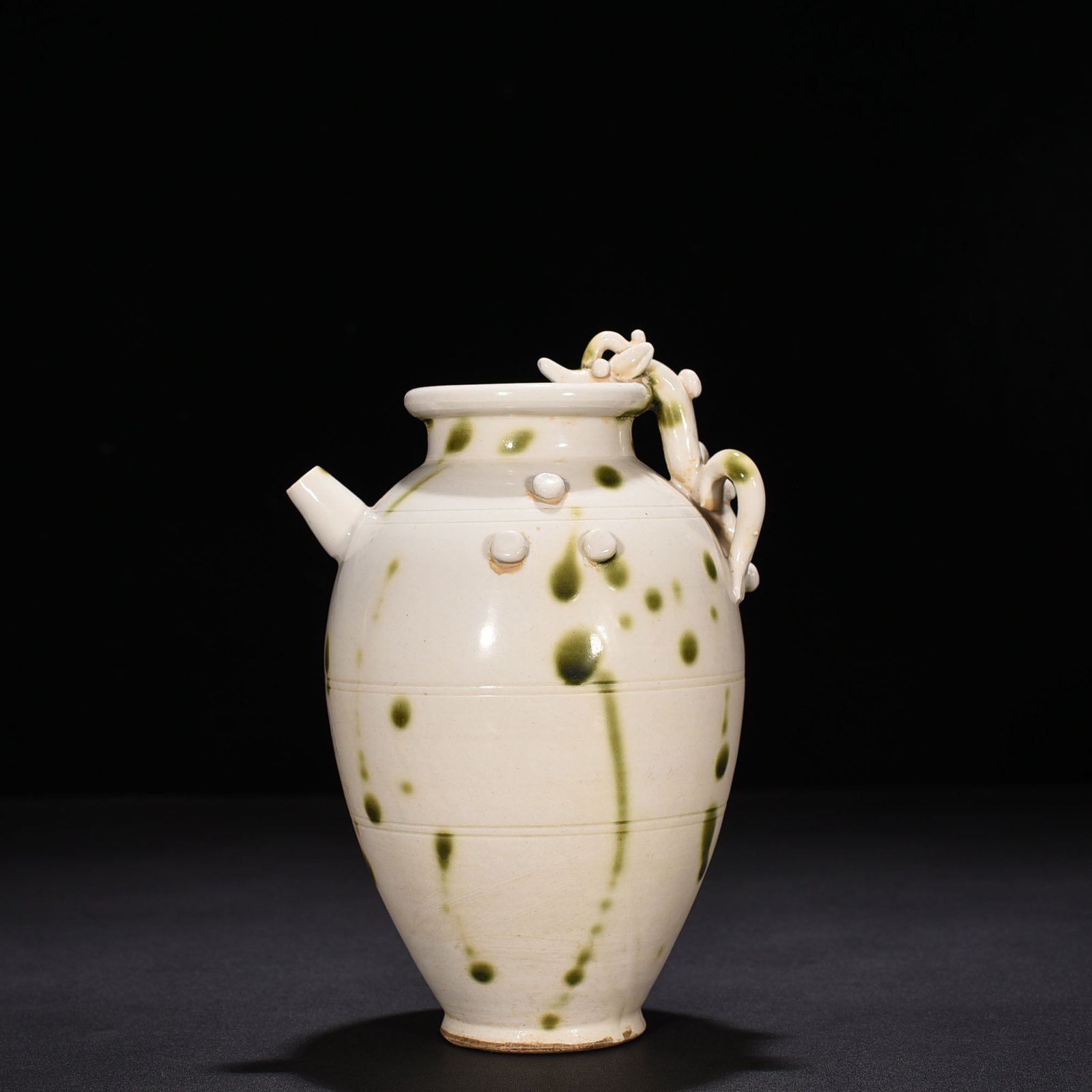 Tang Dynasty Xing kiln surplus style spotted chilong teapot