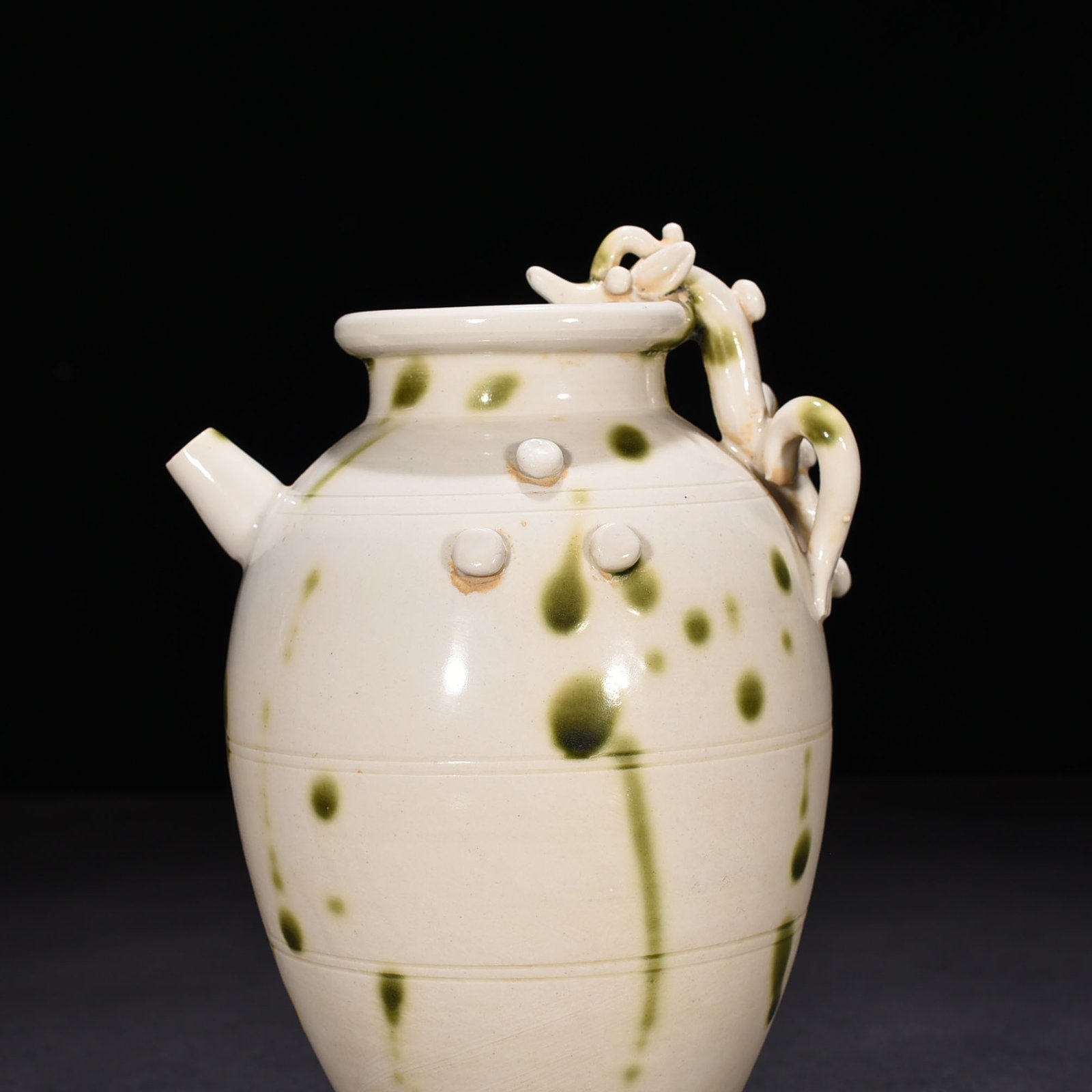 Tang Dynasty Xing kiln surplus style spotted chilong teapot
