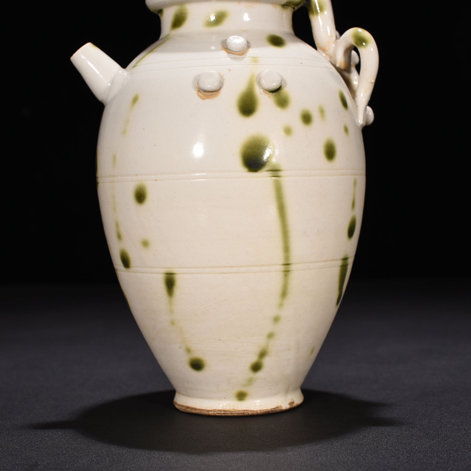 Tang Dynasty Xing kiln surplus style spotted chilong teapot