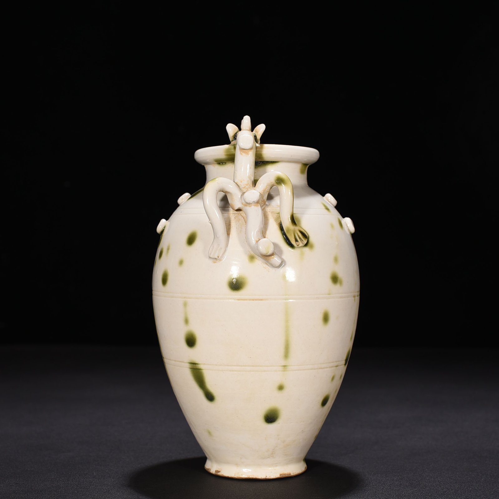 Tang Dynasty Xing kiln surplus style spotted chilong teapot