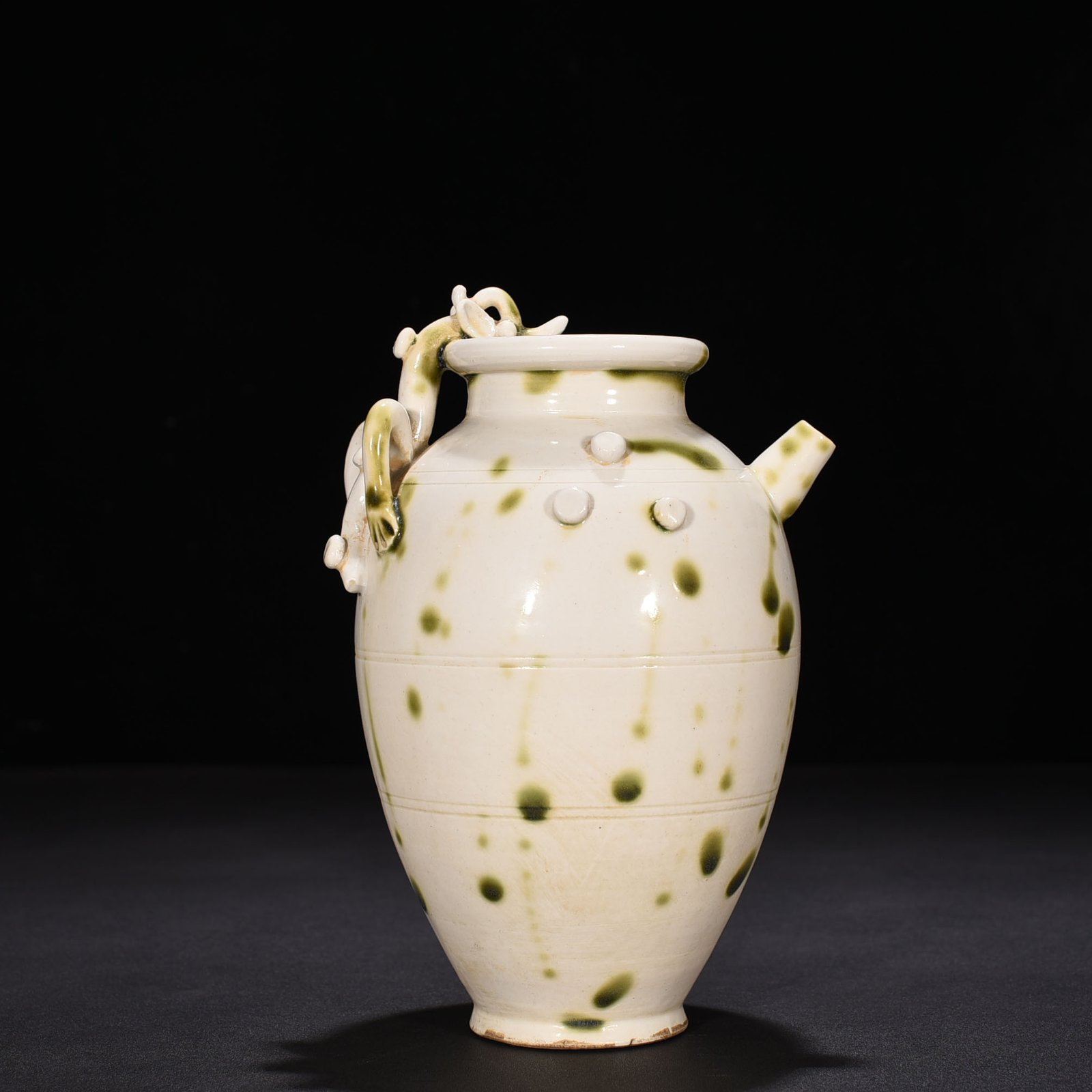Tang Dynasty Xing kiln surplus style spotted chilong teapot