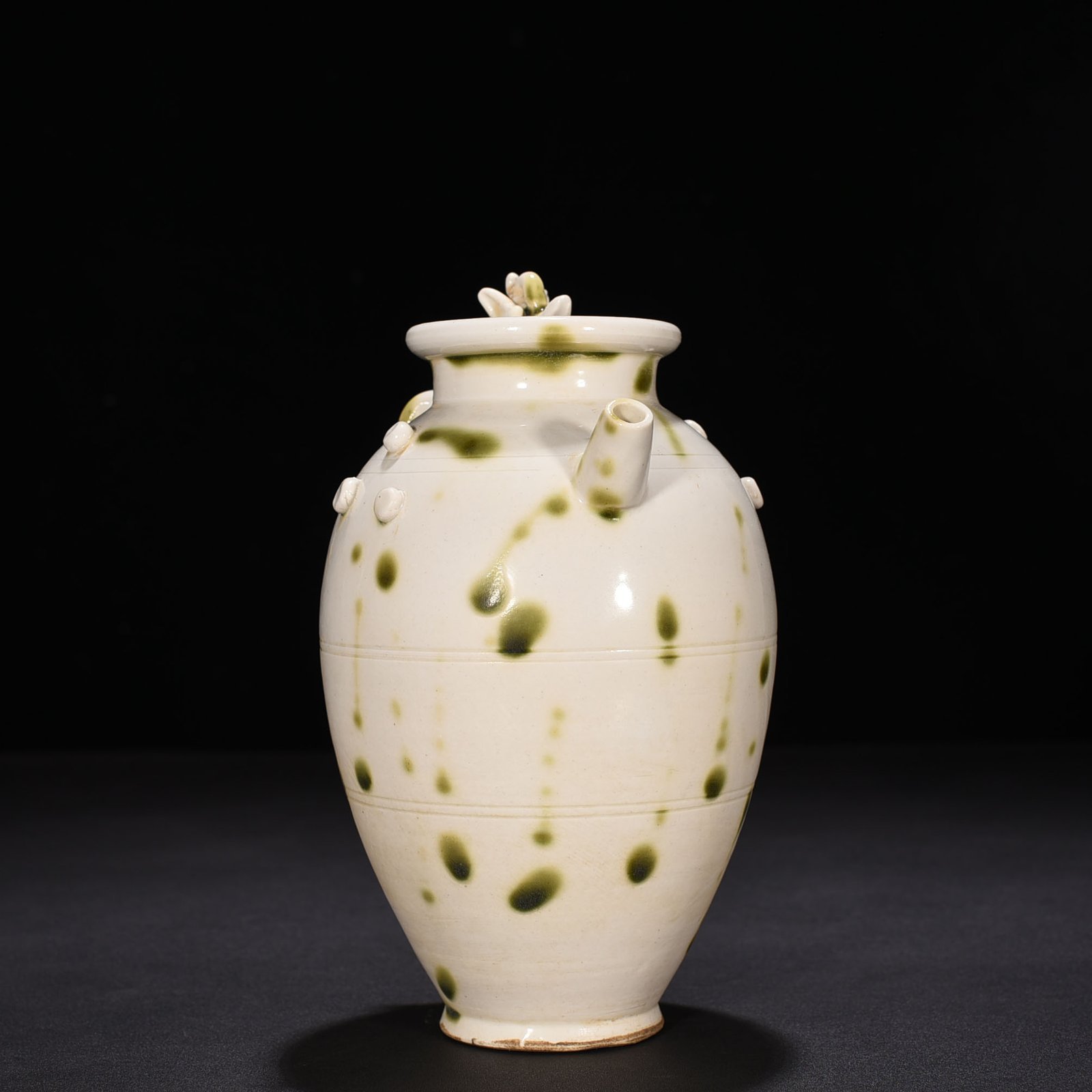 Tang Dynasty Xing kiln surplus style spotted chilong teapot