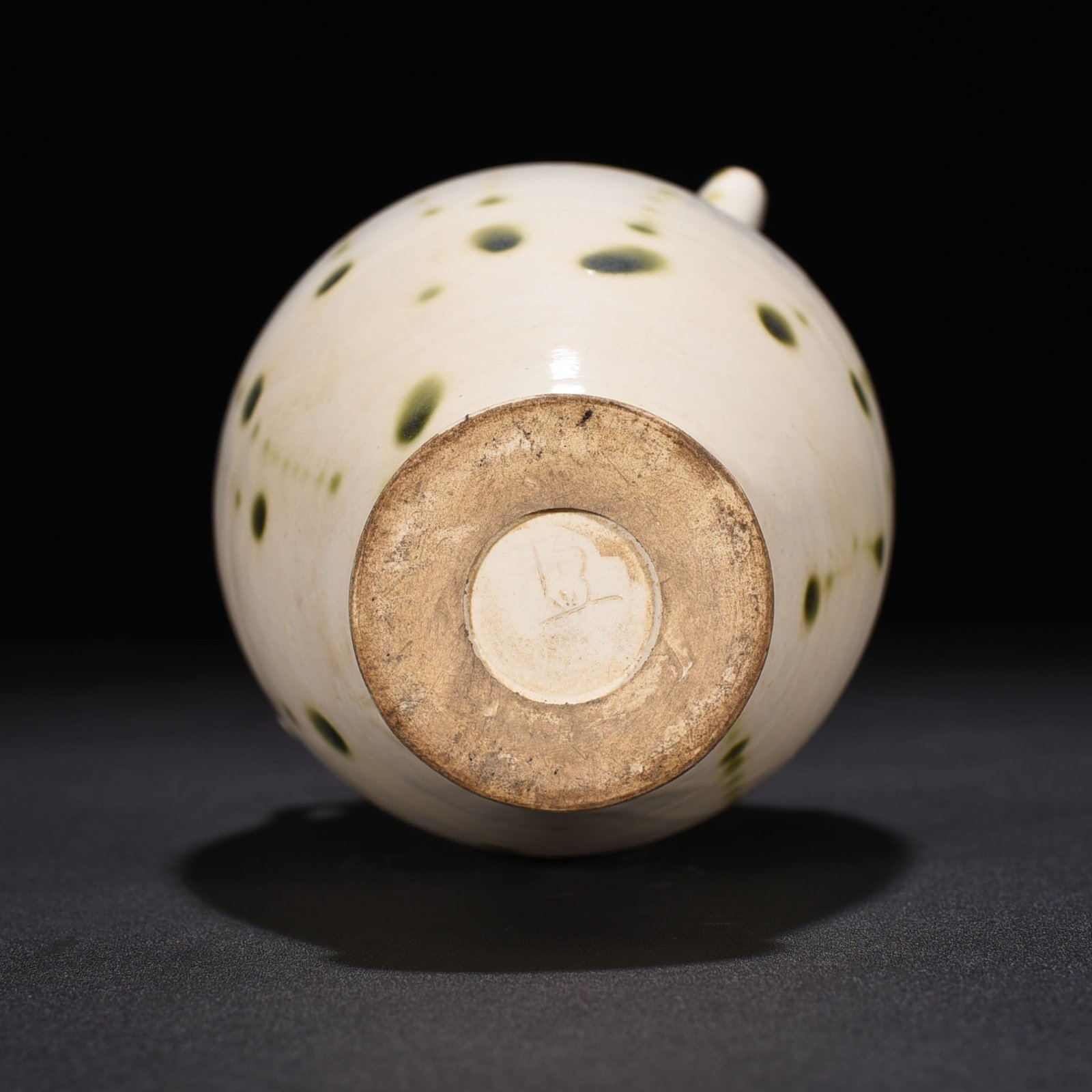 Tang Dynasty Xing kiln surplus style spotted chilong teapot