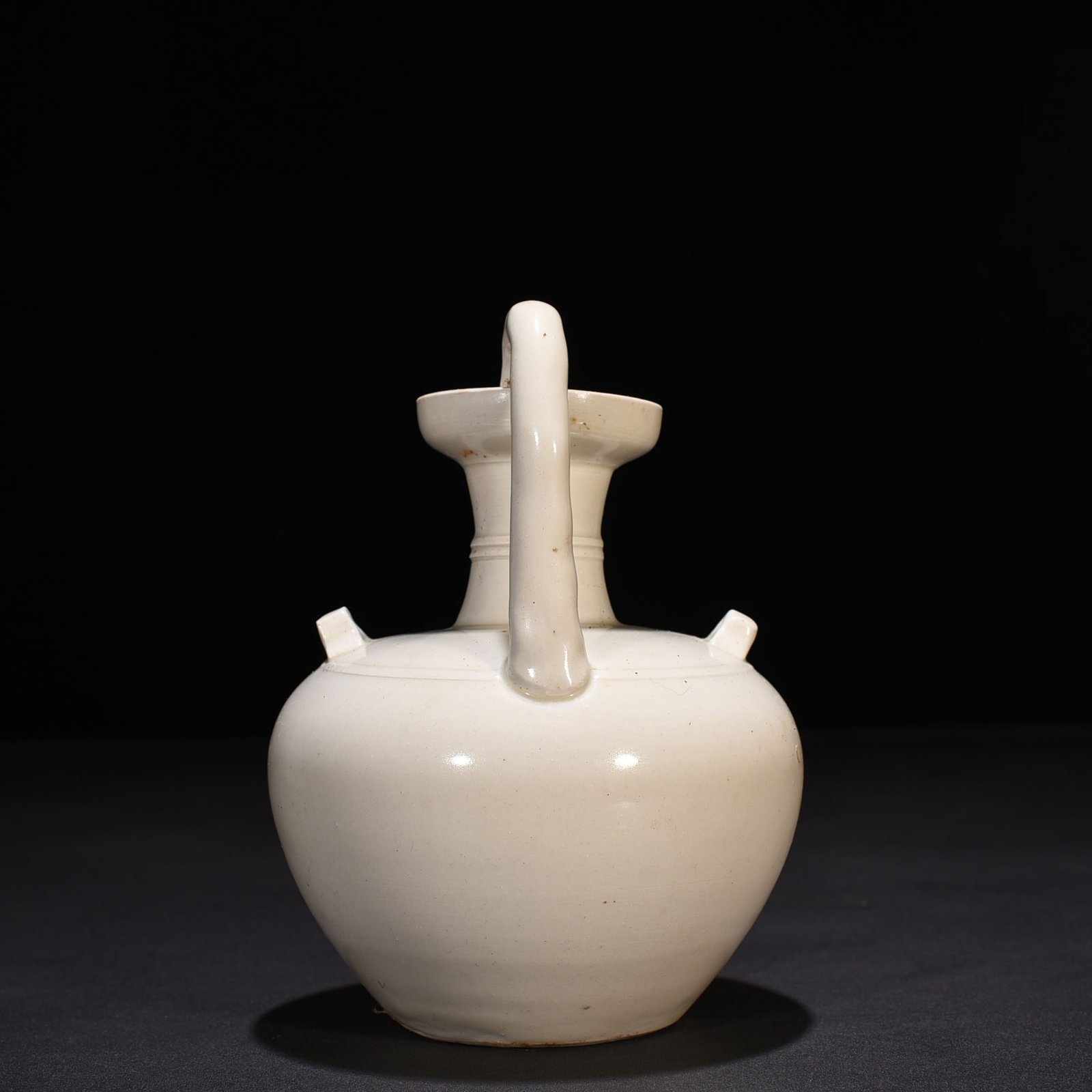 Tang Dynasty Xing kiln surplus style chicken head pot