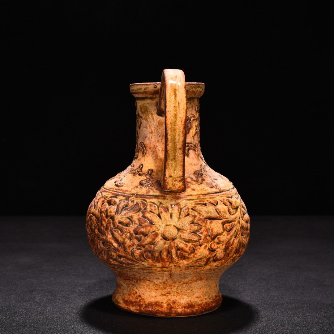 Tang Dynasty yellow glaze phoenix head pot