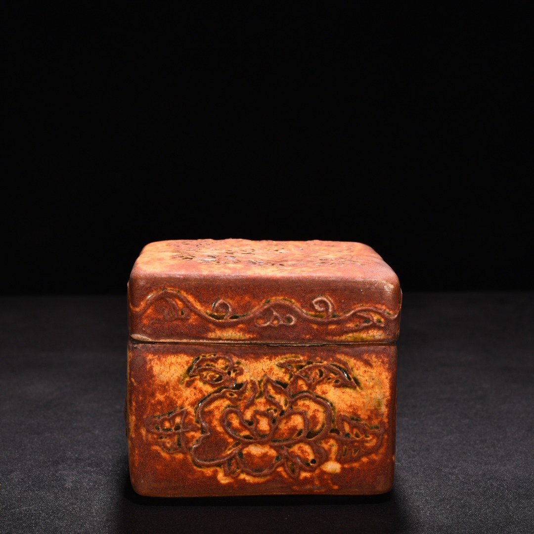Tang Dynasty yellow glaze flower pattern powder box