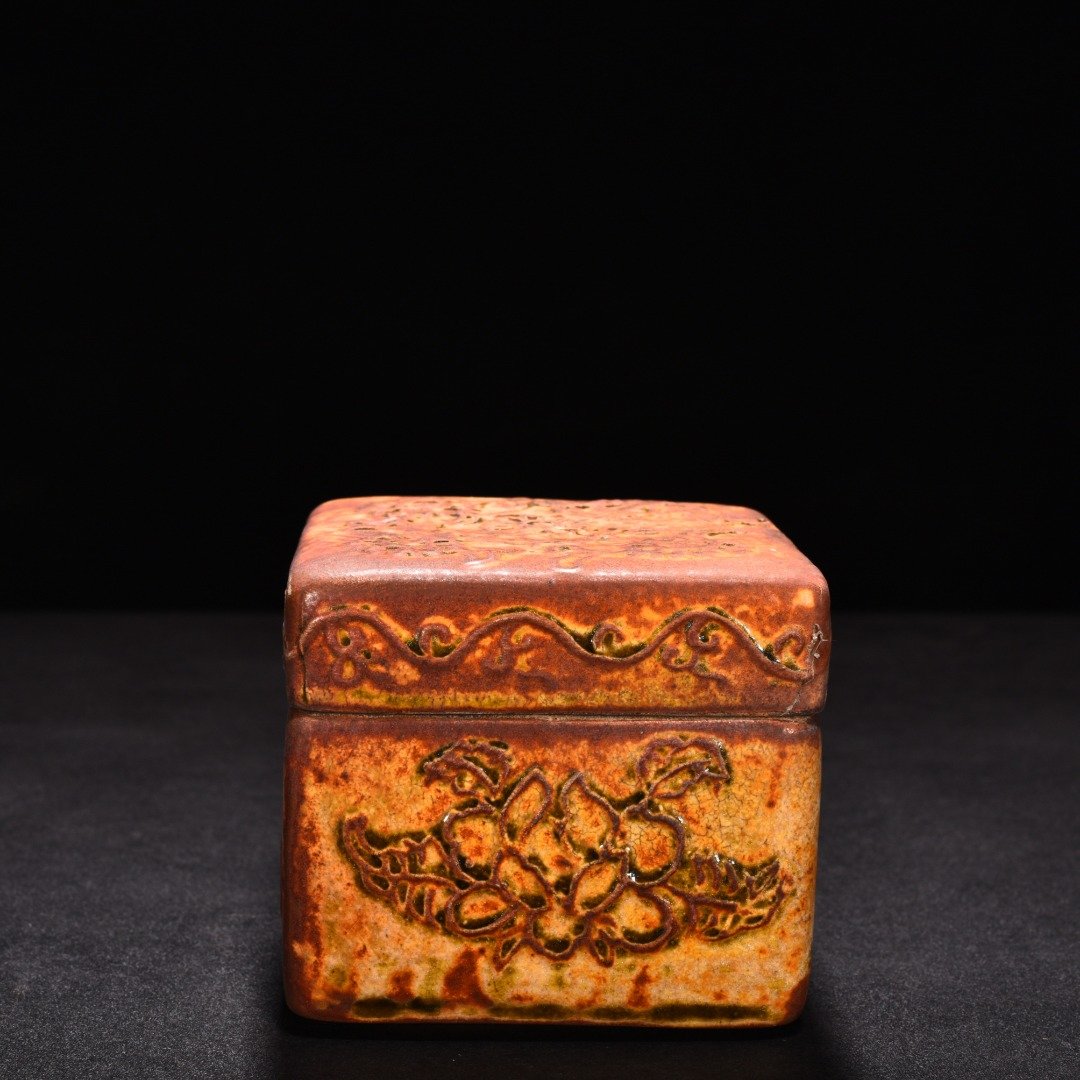 Tang Dynasty yellow glaze flower pattern powder box