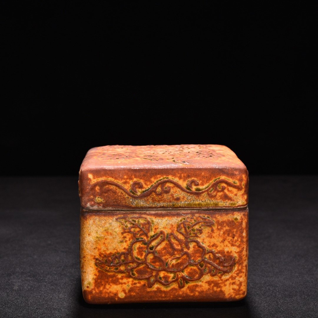 Tang Dynasty yellow glaze flower pattern powder box
