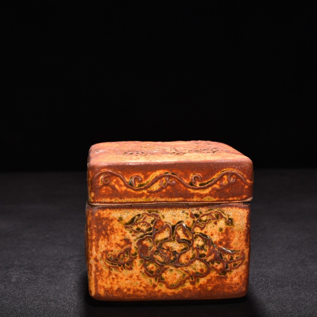 Tang Dynasty yellow glaze flower pattern powder box