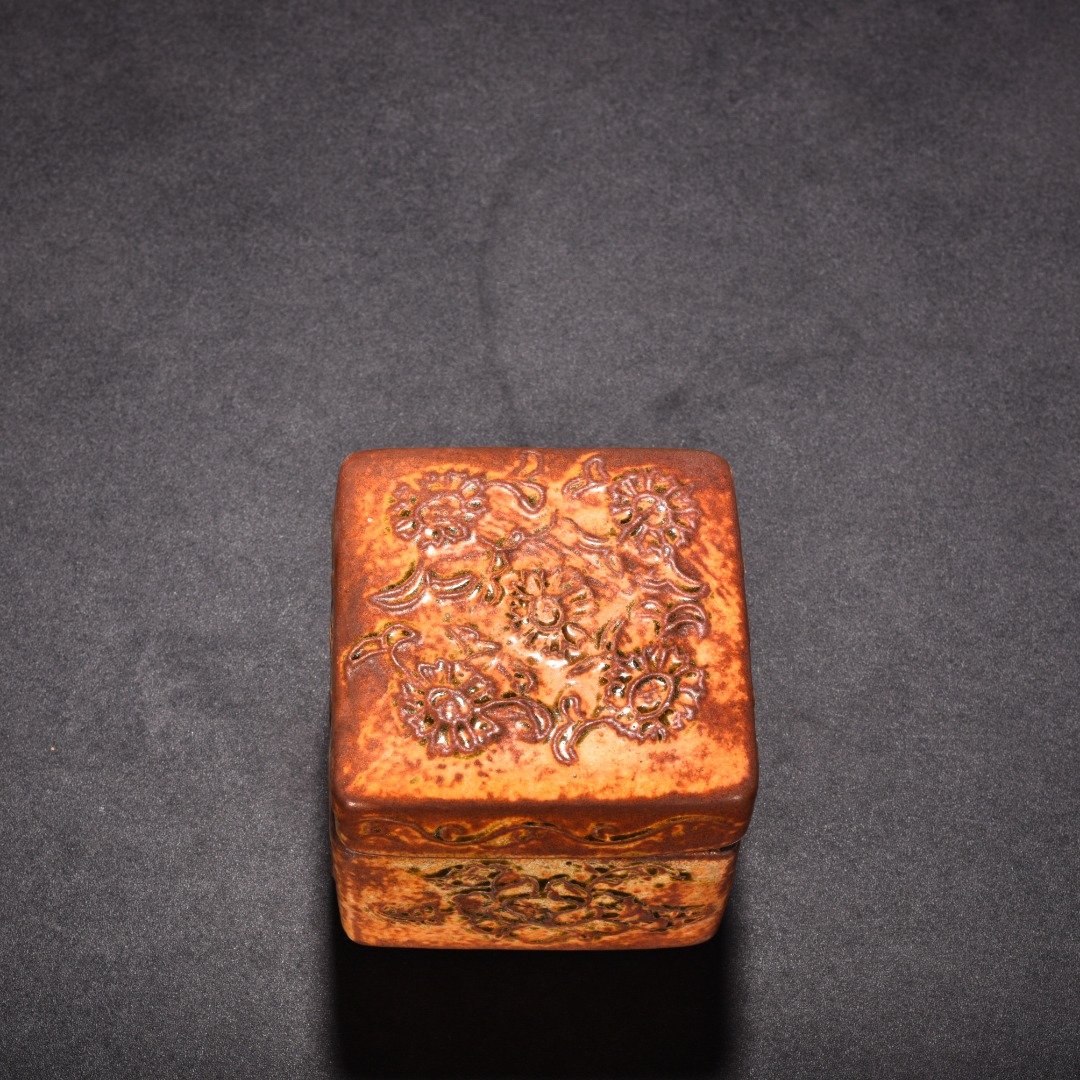 Tang Dynasty yellow glaze flower pattern powder box