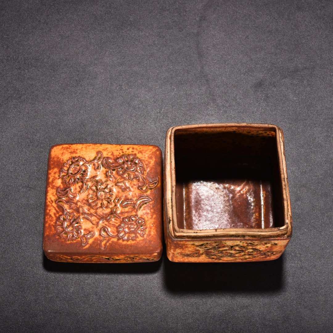 Tang Dynasty yellow glaze flower pattern powder box