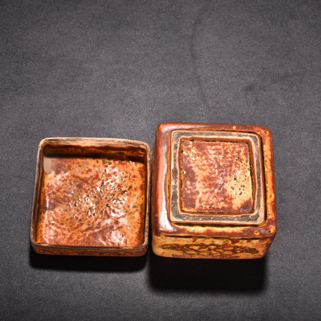 Tang Dynasty yellow glaze flower pattern powder box