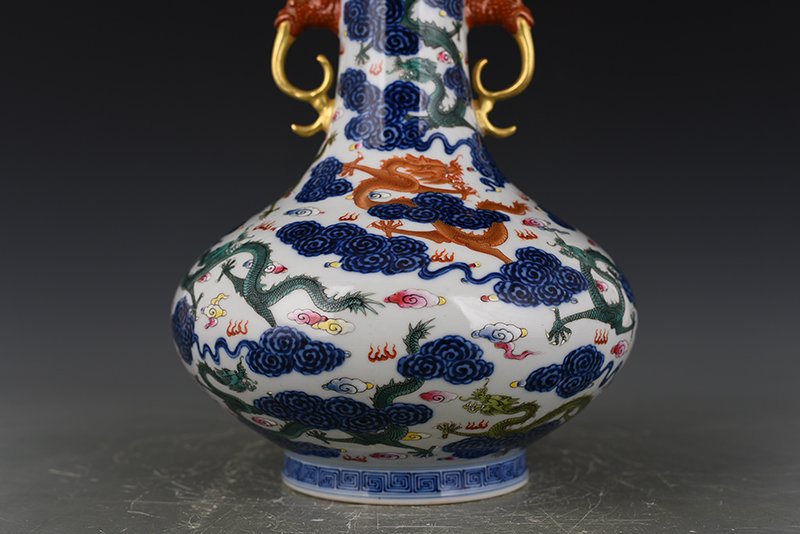 Qing Dynasty Qianlong blue and white pastel cloud and dragon pattern double-eared dish-mouth bottle