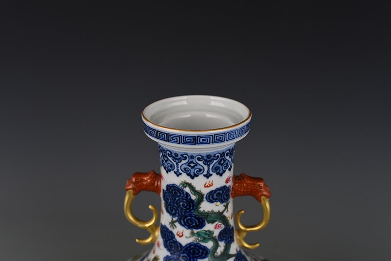 Qing Dynasty Qianlong blue and white pastel cloud and dragon pattern double-eared dish-mouth bottle