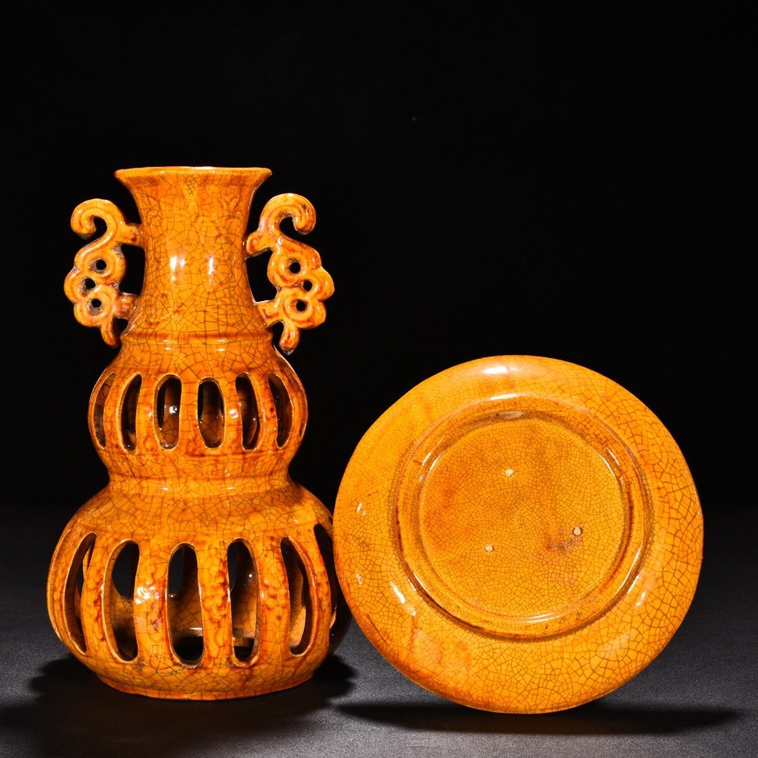 Song Dynasty three-color yellow glaze hollow bottle