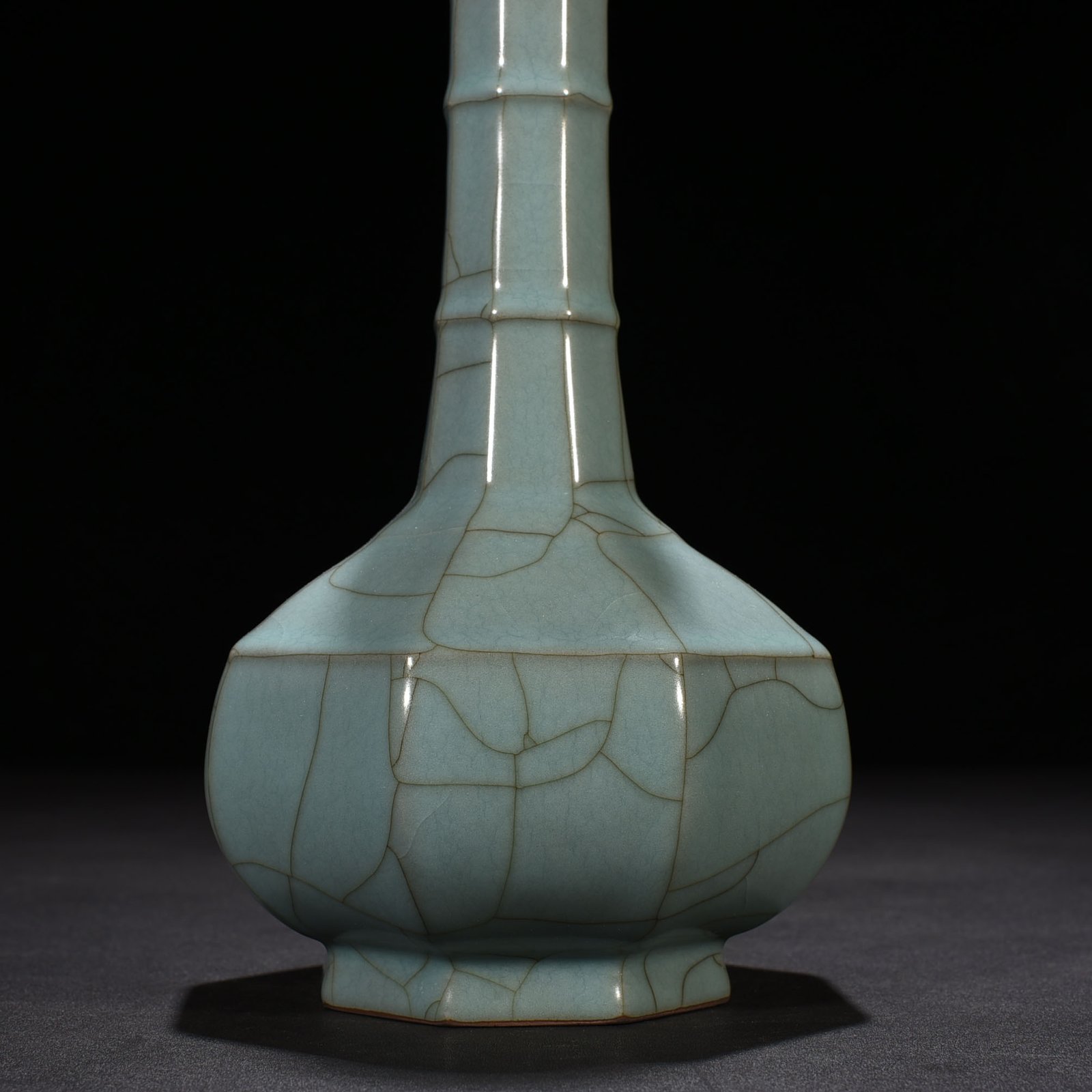 Song Dynasty official kiln style celadon octagonal dazzling pattern plate mouth vase