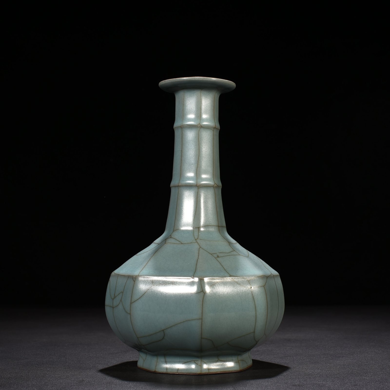 Song Dynasty official kiln style celadon octagonal dazzling pattern plate mouth vase