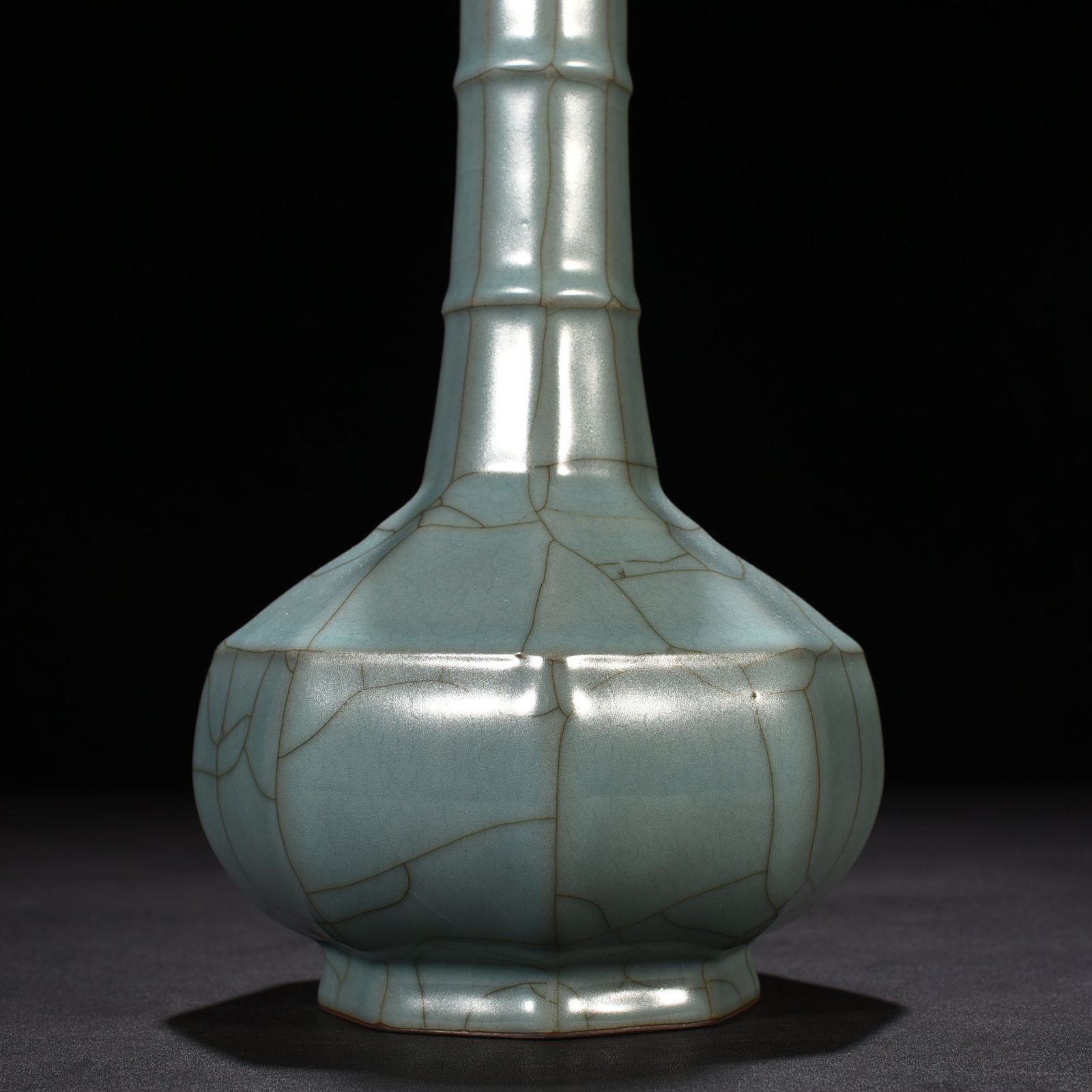 Song Dynasty official kiln style celadon octagonal dazzling pattern plate mouth vase