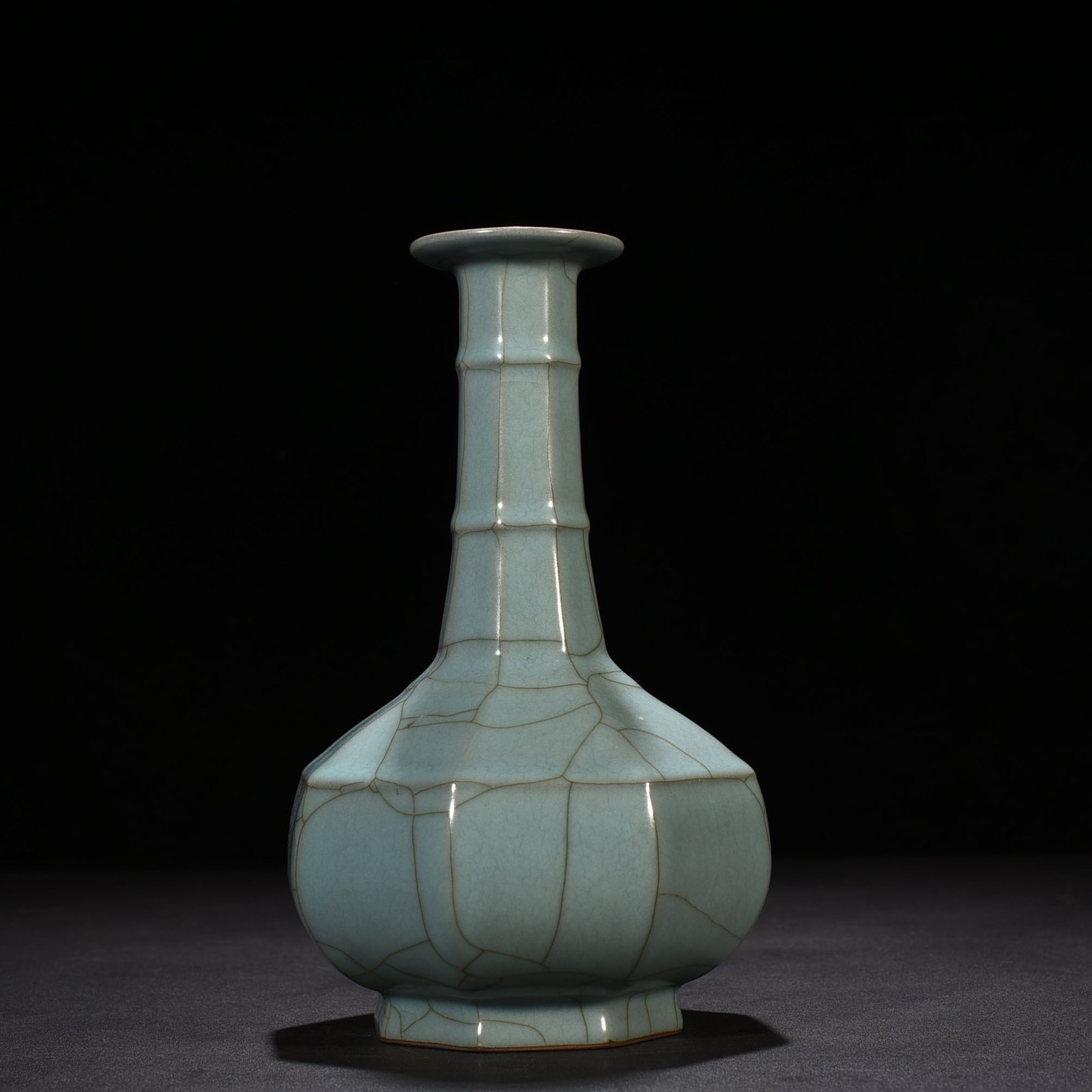 Song Dynasty official kiln style celadon octagonal dazzling pattern plate mouth vase