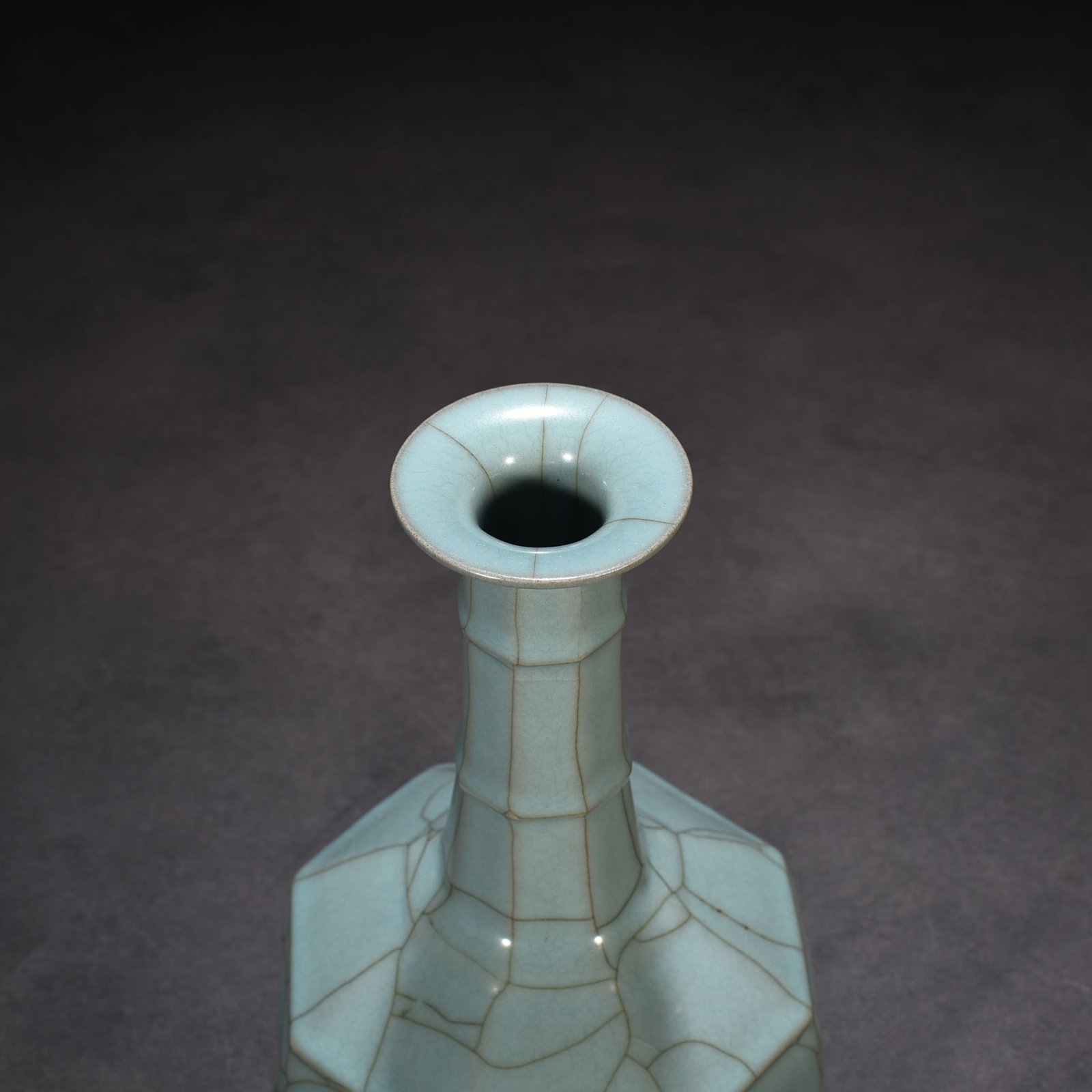 Song Dynasty official kiln style celadon octagonal dazzling pattern plate mouth vase