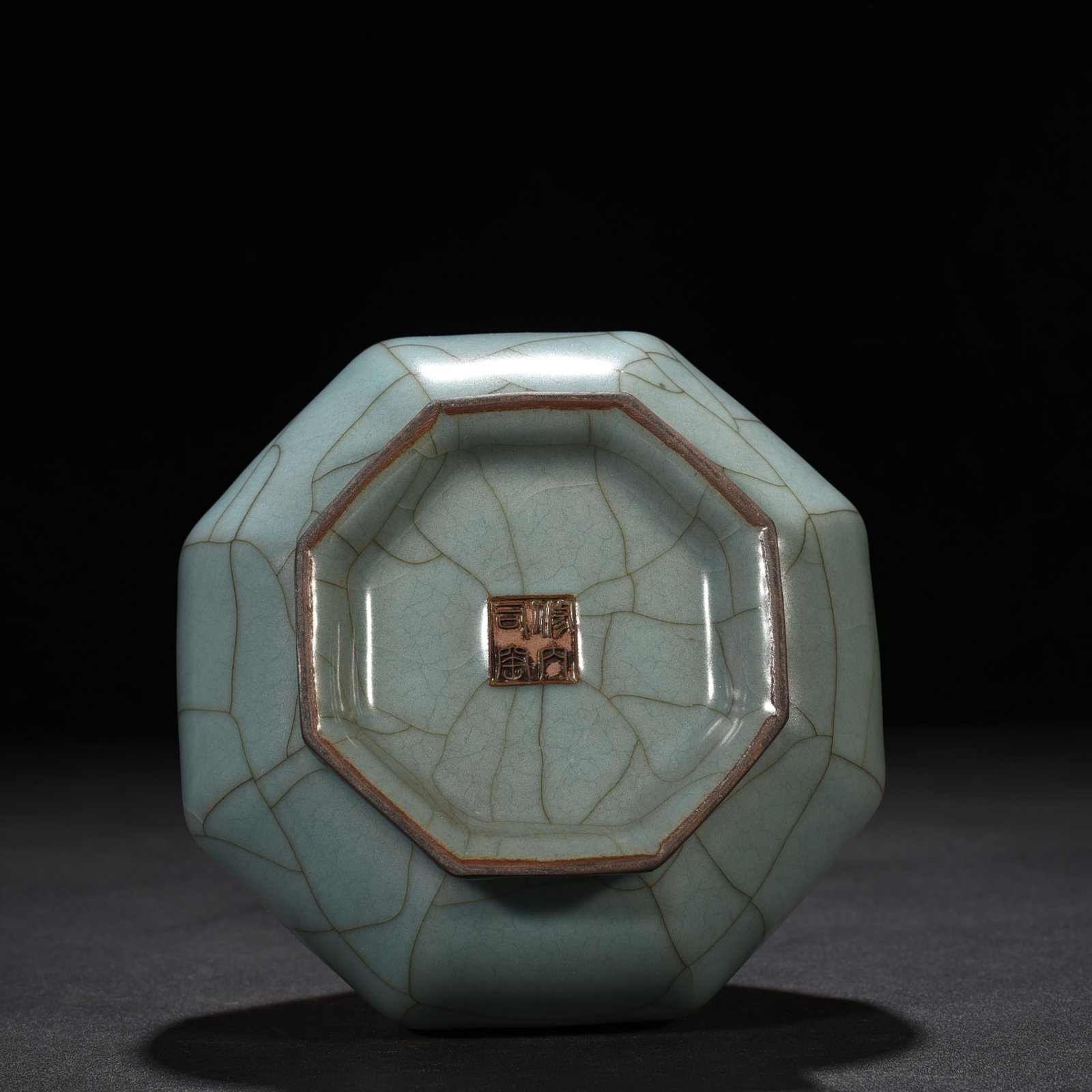 Song Dynasty official kiln style celadon octagonal dazzling pattern plate mouth vase