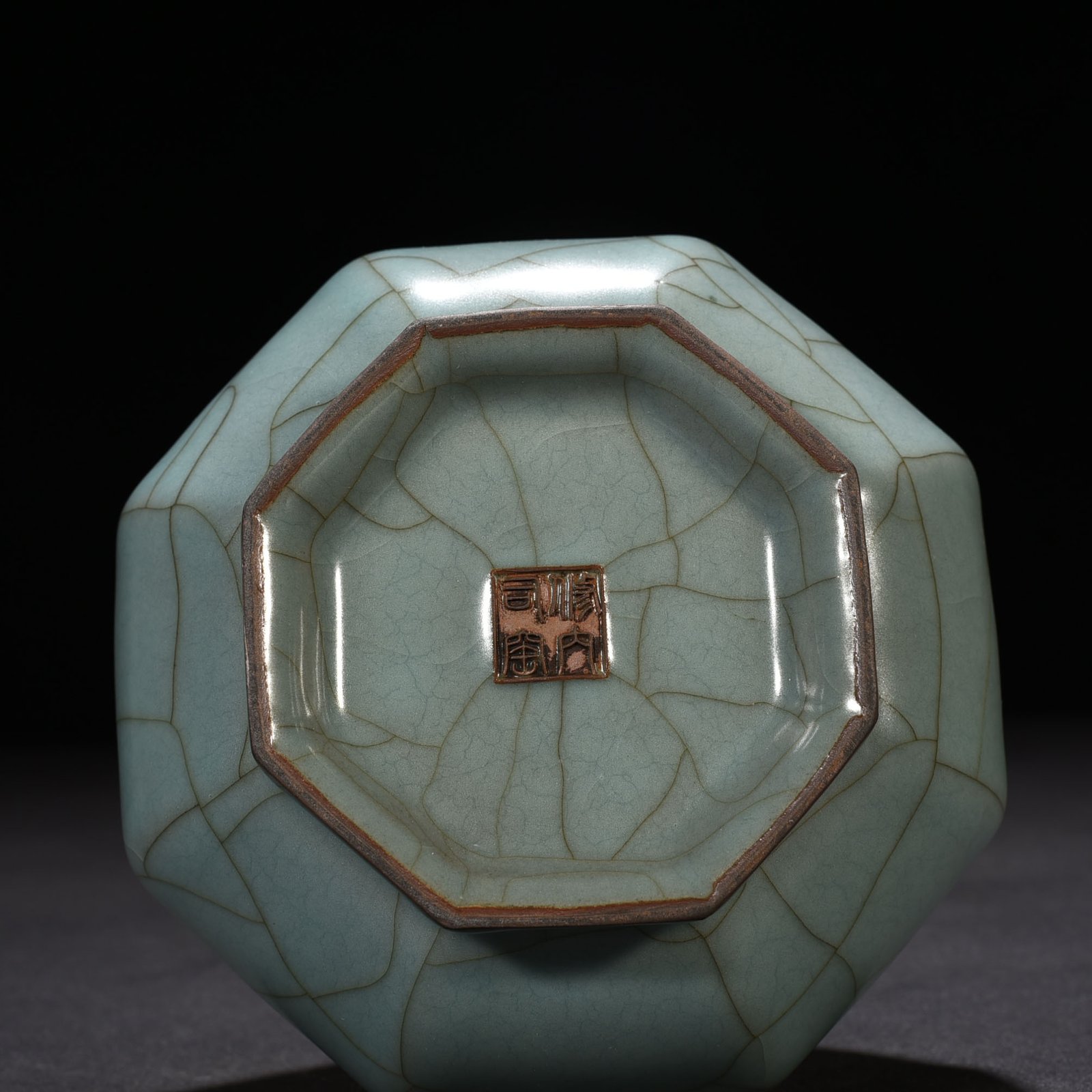 Song Dynasty official kiln style celadon octagonal dazzling pattern plate mouth vase