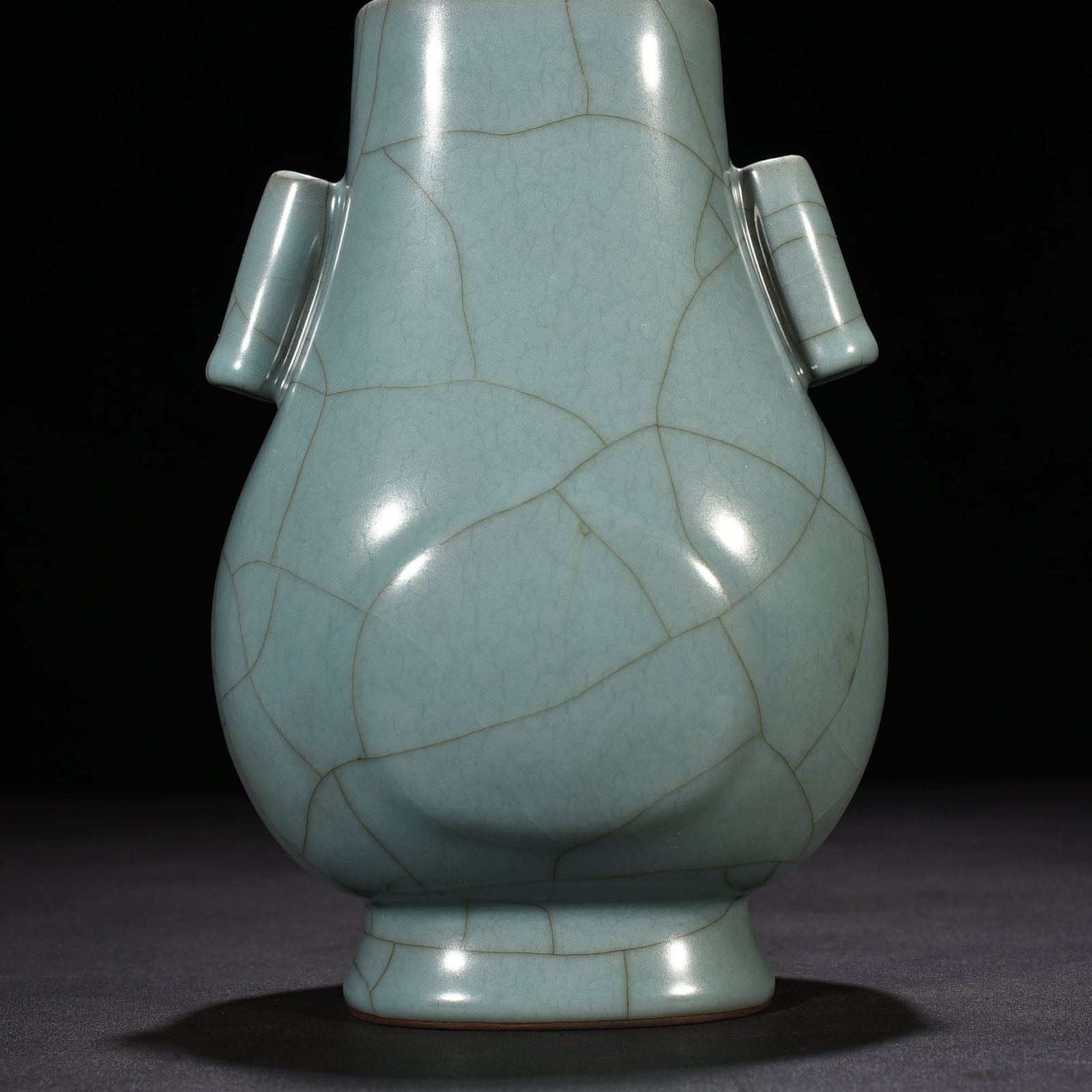 Song Dynasty A celadon-glazed apricot round ear-shaped vase