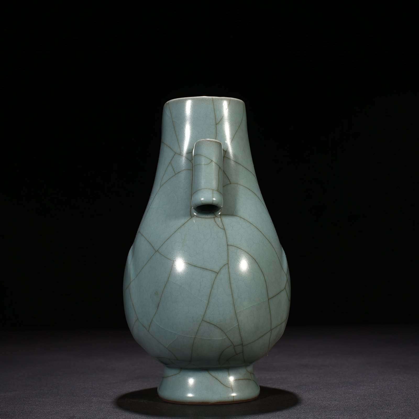 Song Dynasty A celadon-glazed apricot round ear-shaped vase