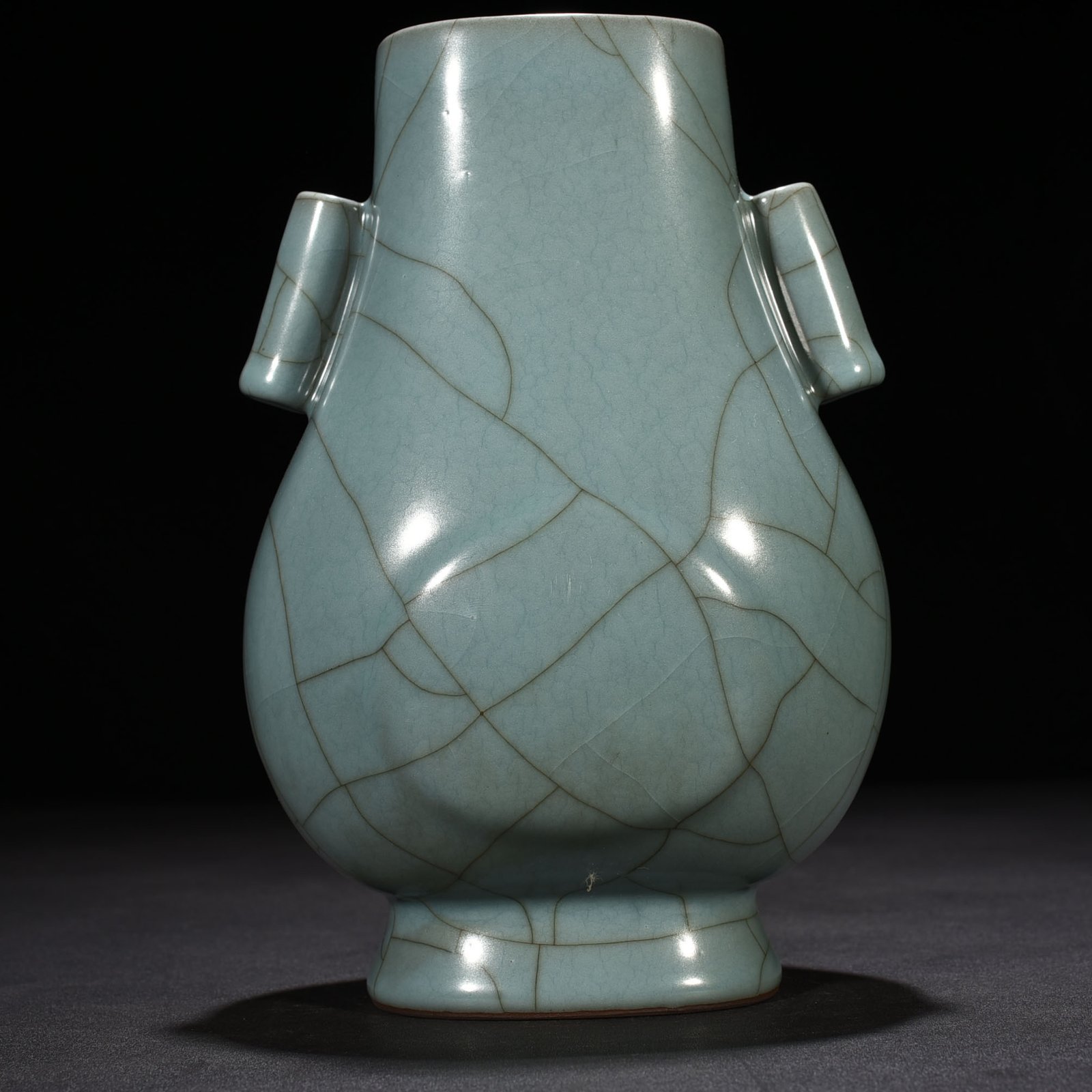 Song Dynasty A celadon-glazed apricot round ear-shaped vase