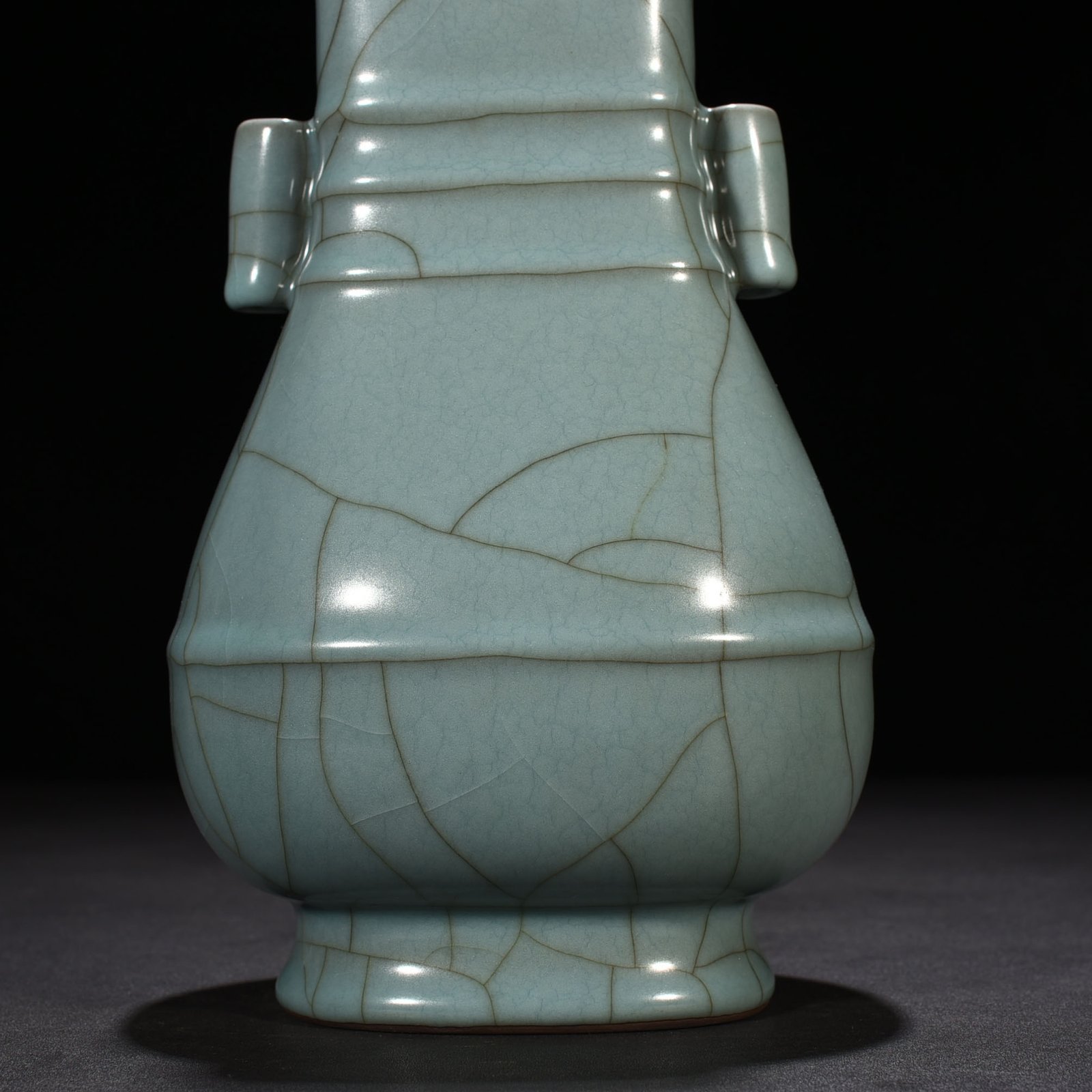 Song Dynasty Xiuneisi official kiln style celadon dazzling pattern through-ear vase