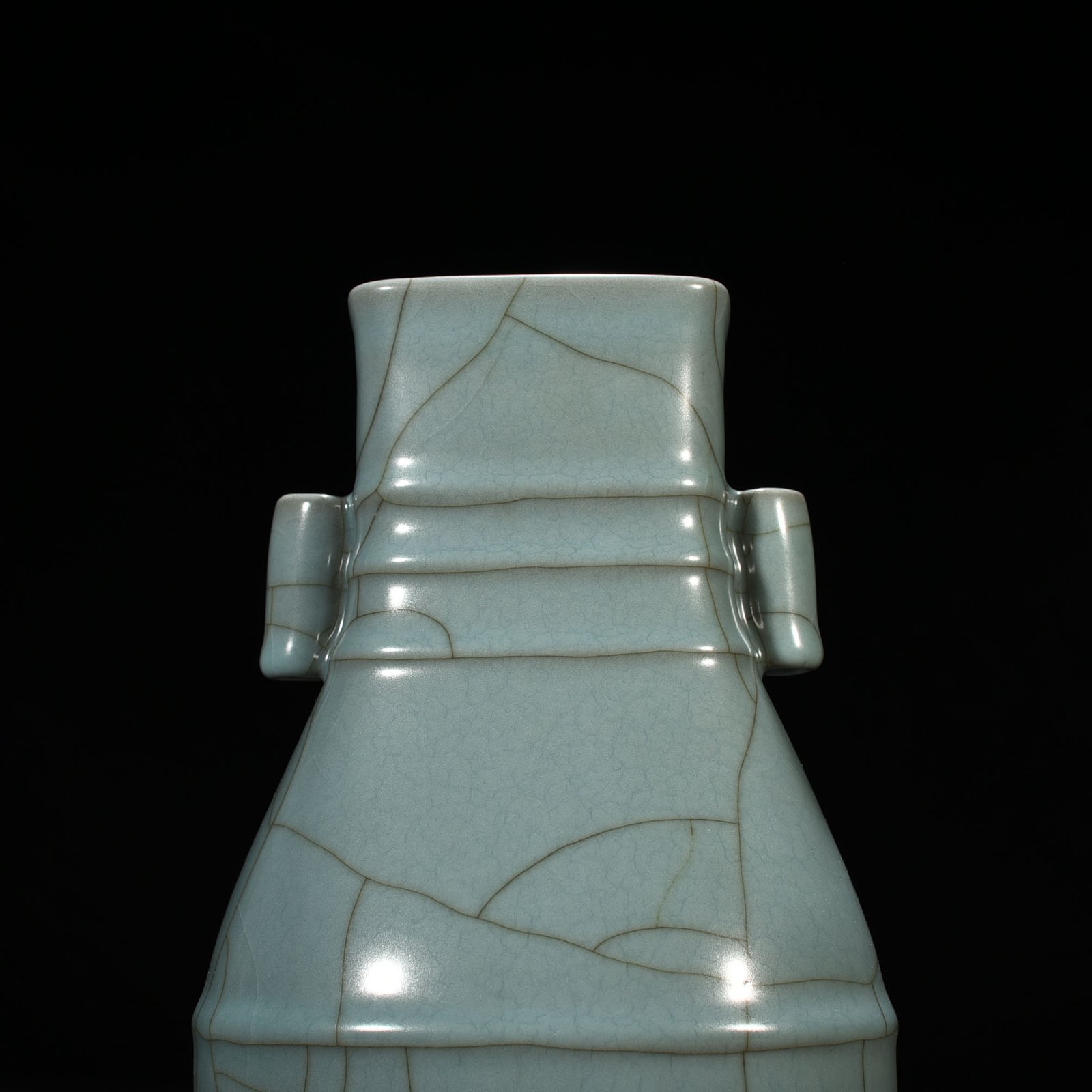 Song Dynasty Xiuneisi official kiln style celadon dazzling pattern through-ear vase