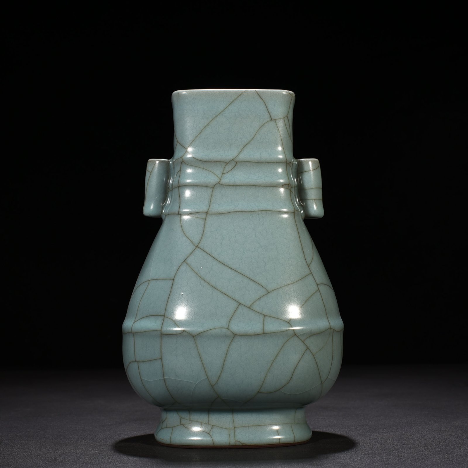 Song Dynasty Xiuneisi official kiln style celadon dazzling pattern through-ear vase