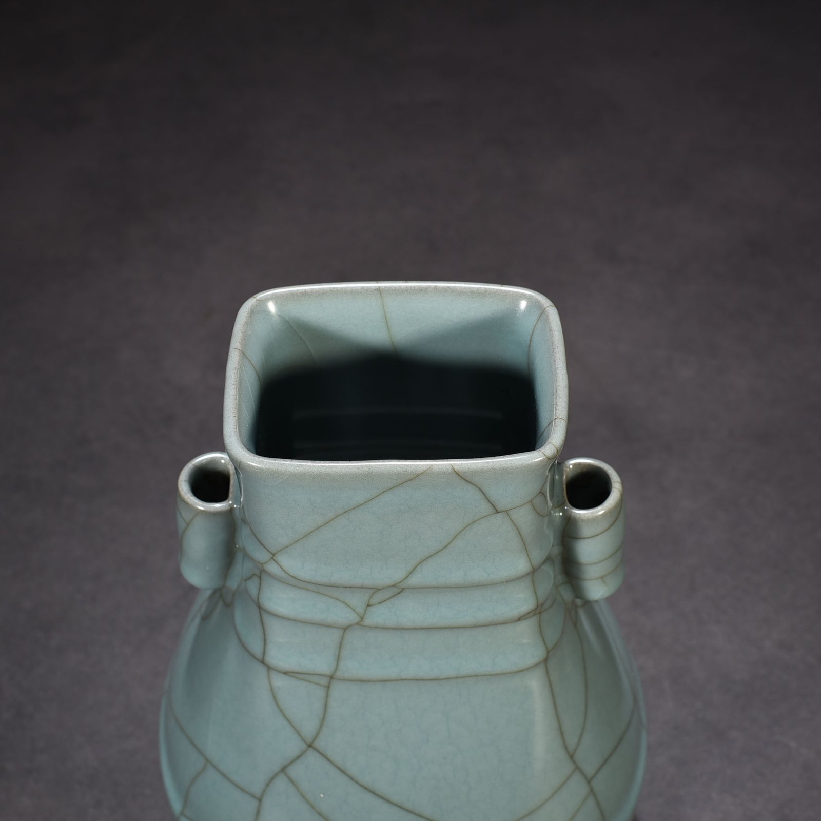Song Dynasty Xiuneisi official kiln style celadon dazzling pattern through-ear vase