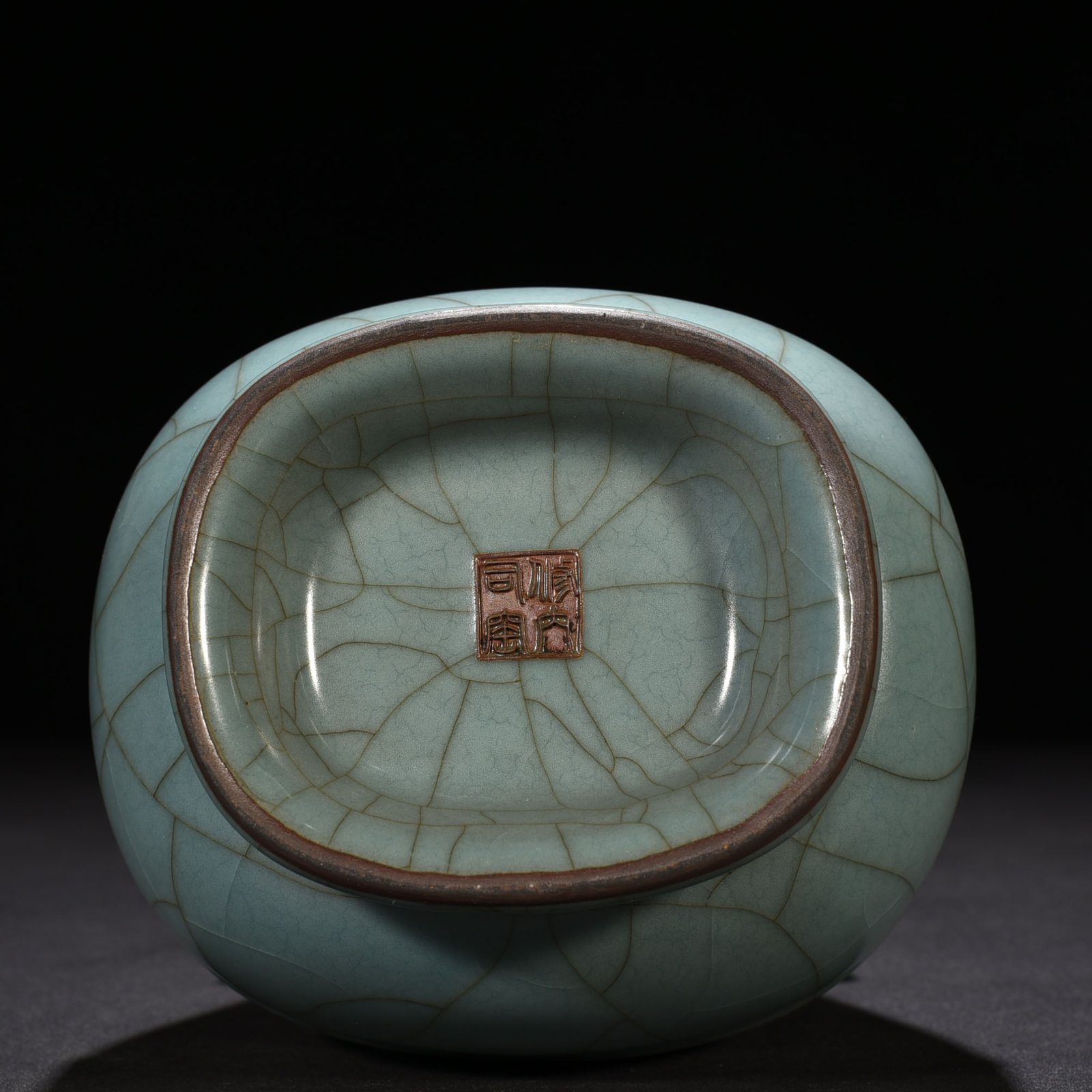 Song Dynasty Xiuneisi official kiln style celadon dazzling pattern through-ear vase